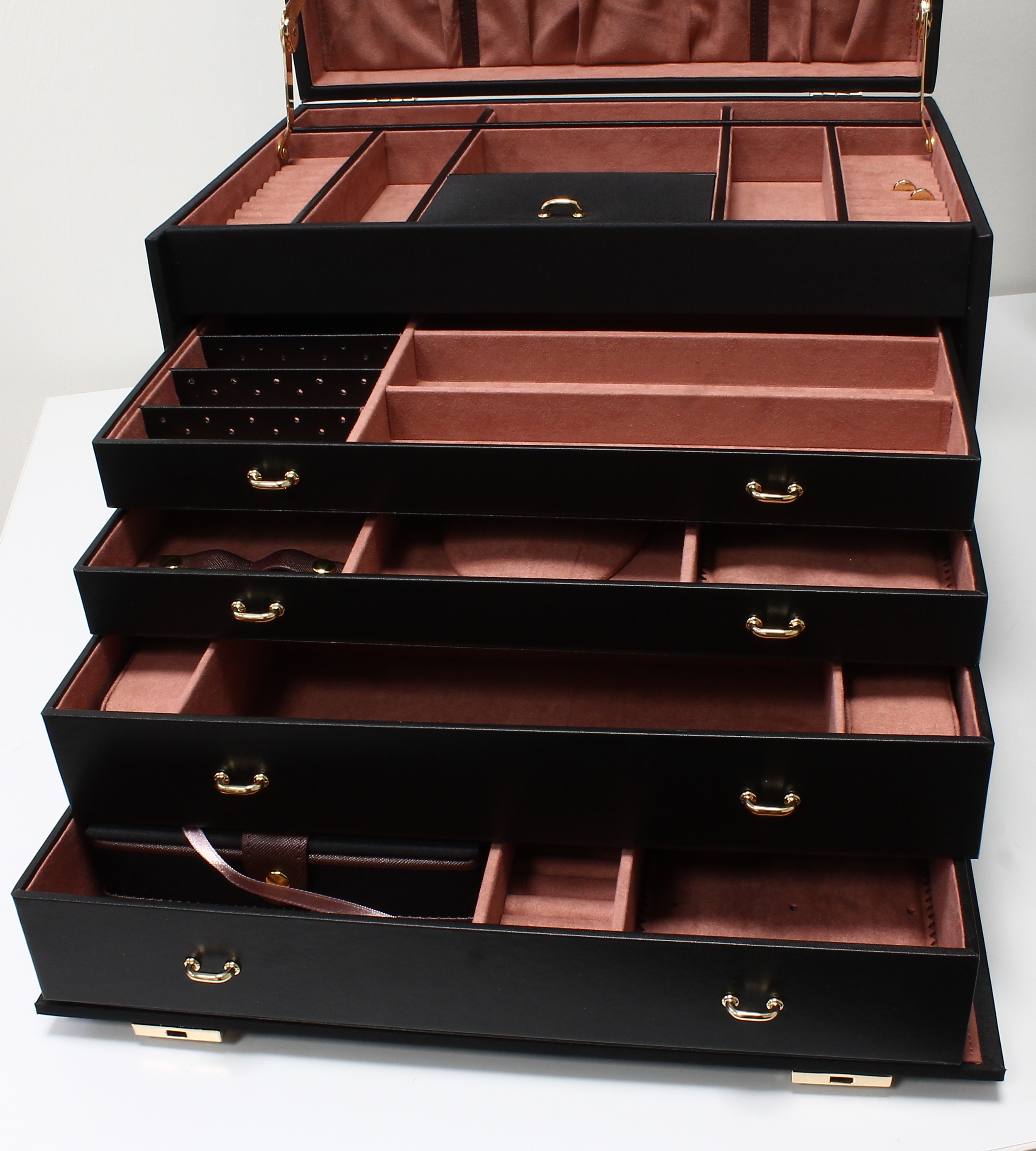 Detail e: XXL Schmuckkoffer aus schwarzer Mikrofaser, handgefertigt, massiver Holzkorpus, schwarze Mikrofaser mit Kreuznarben-Applikation in dunklem Rouge, ...