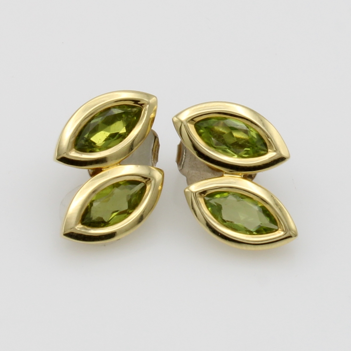 Image 27100804 - Paar Ohrstecker mit Peridots, GG 585/000, 4 navettef. Peridots zus. ca. 3.5 ct ...