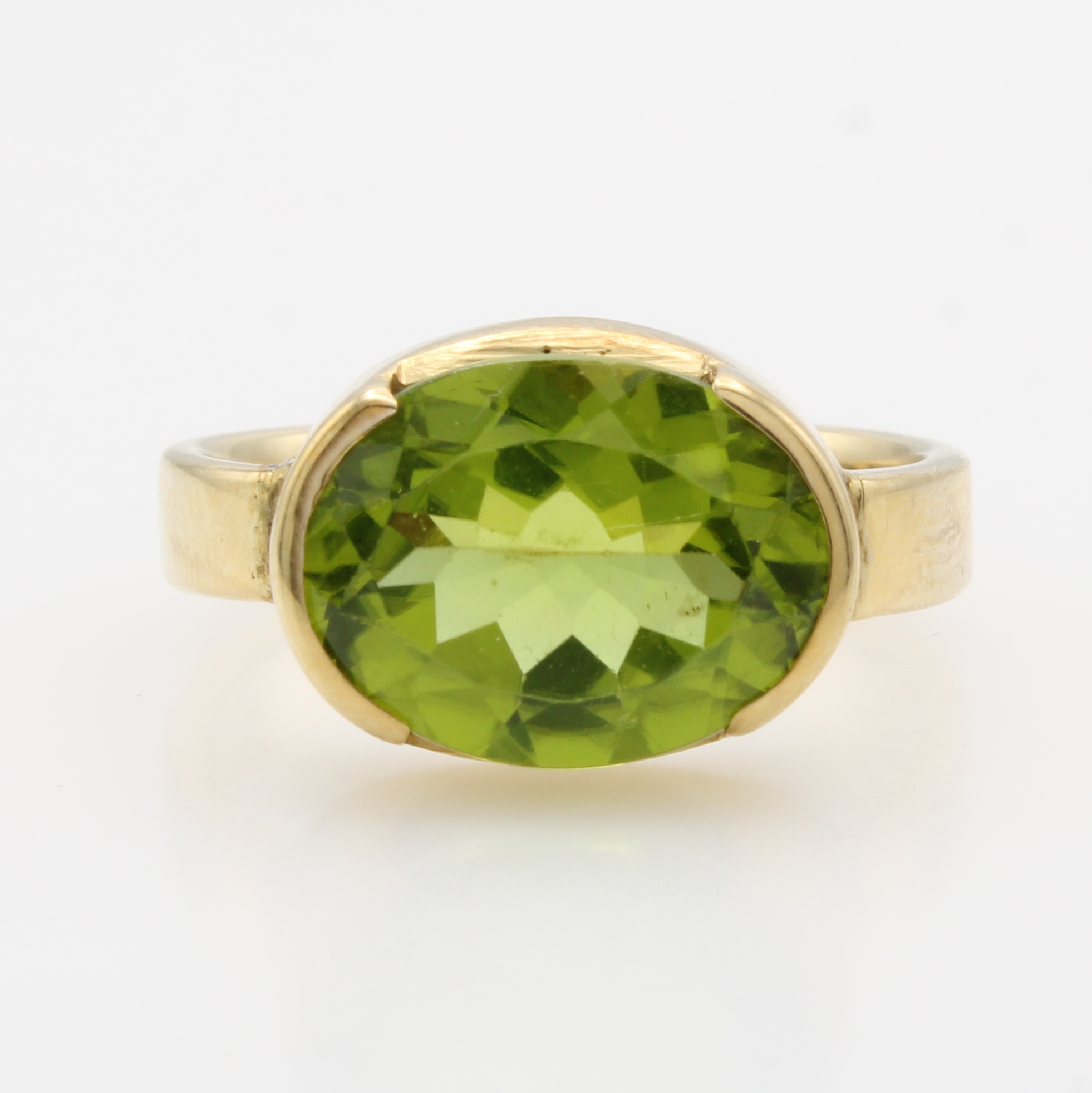 Image 27100805 - Ring mit Peridot, GG 585/000, ovaler, fac., Peridot ca. 4.5 ct, RW ca. 57 Schätzpreis: ...