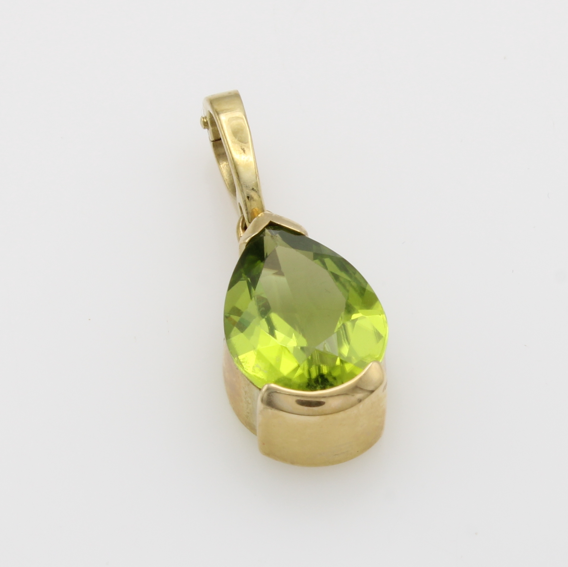 Image 27100806 - Anhänger mit Peridot, GG 585/000, fac. Peridottropfen ca. 4.36 ct Schätzpreis: 1700, - ...