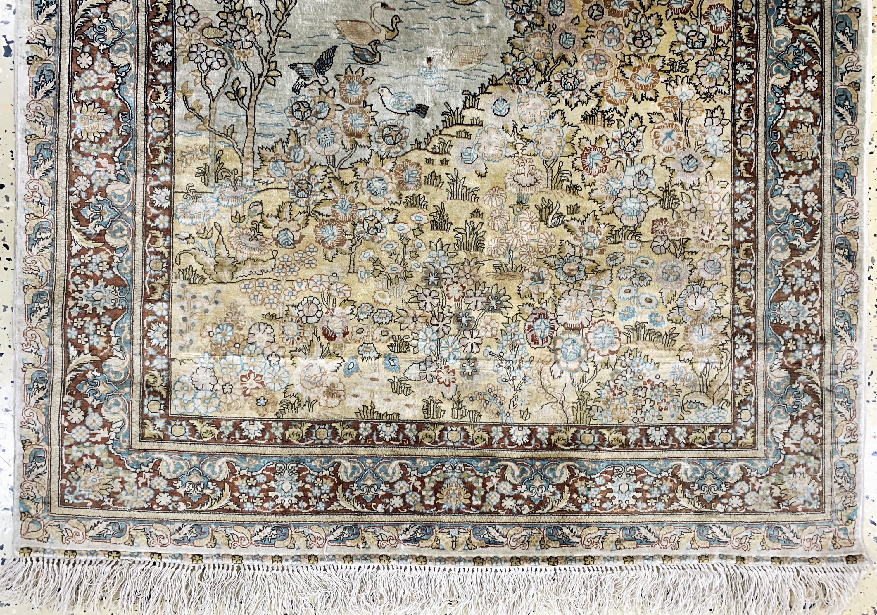 Detail b: Hereke Seide fein, China, Ende 20.Jhd, reine Naturseide, ca. 140 x 91 cm, ca. 1,0 Mio. Kn/qm, Reinigungsbedürftig, EHZ: 2