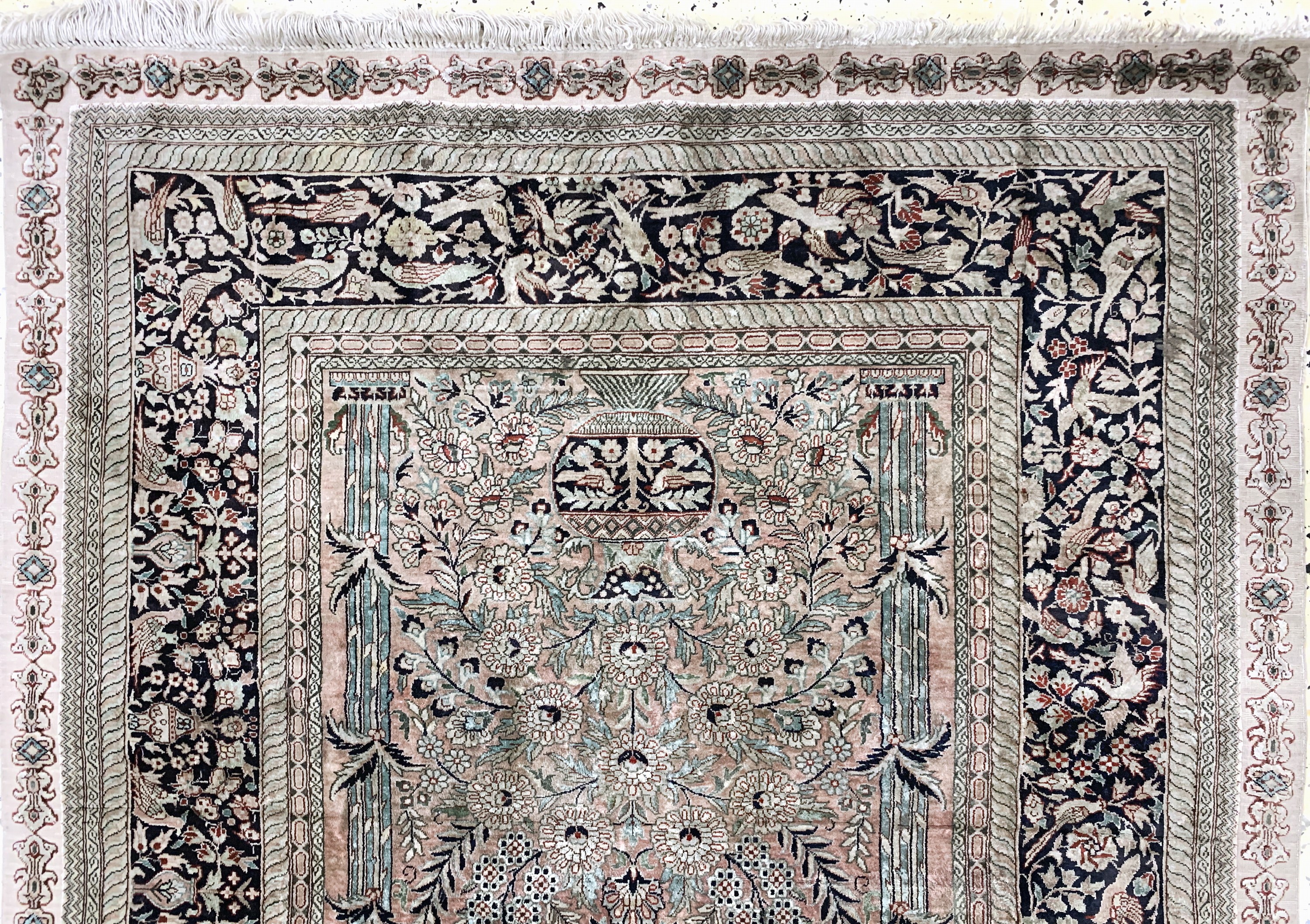 Detail a: Hereke Seide fein, China, Ende 20.Jhd, reine Naturseide, ca. 153 x 94 cm, ca. 1,0 Mio. Kn/qm, Reinigungsbedürftig, EHZ: 2-3