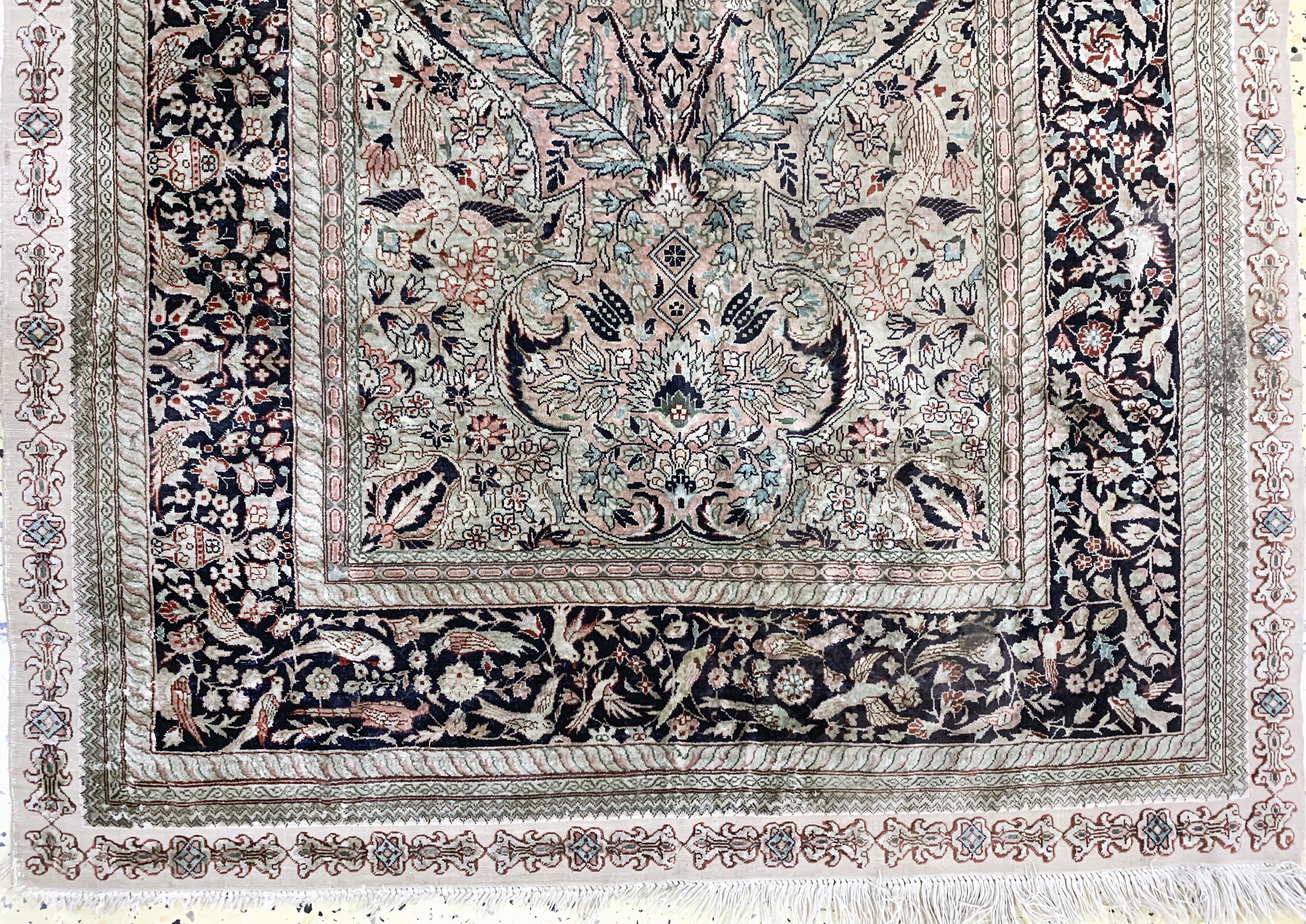 Detail b: Hereke Seide fein, China, Ende 20.Jhd, reine Naturseide, ca. 153 x 94 cm, ca. 1,0 Mio. Kn/qm, Reinigungsbedürftig, EHZ: 2-3
