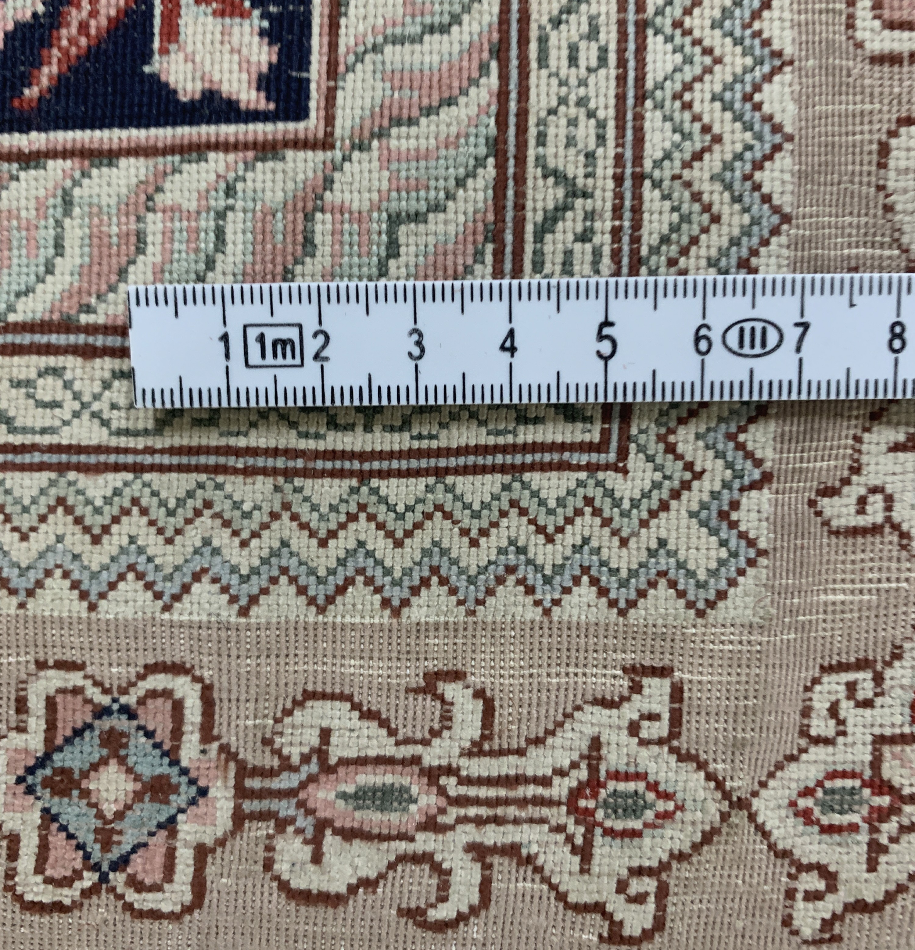 Detail e: Hereke Seide fein, China, Ende 20.Jhd, reine Naturseide, ca. 153 x 94 cm, ca. 1,0 Mio. Kn/qm, Reinigungsbedürftig, EHZ: 2-3