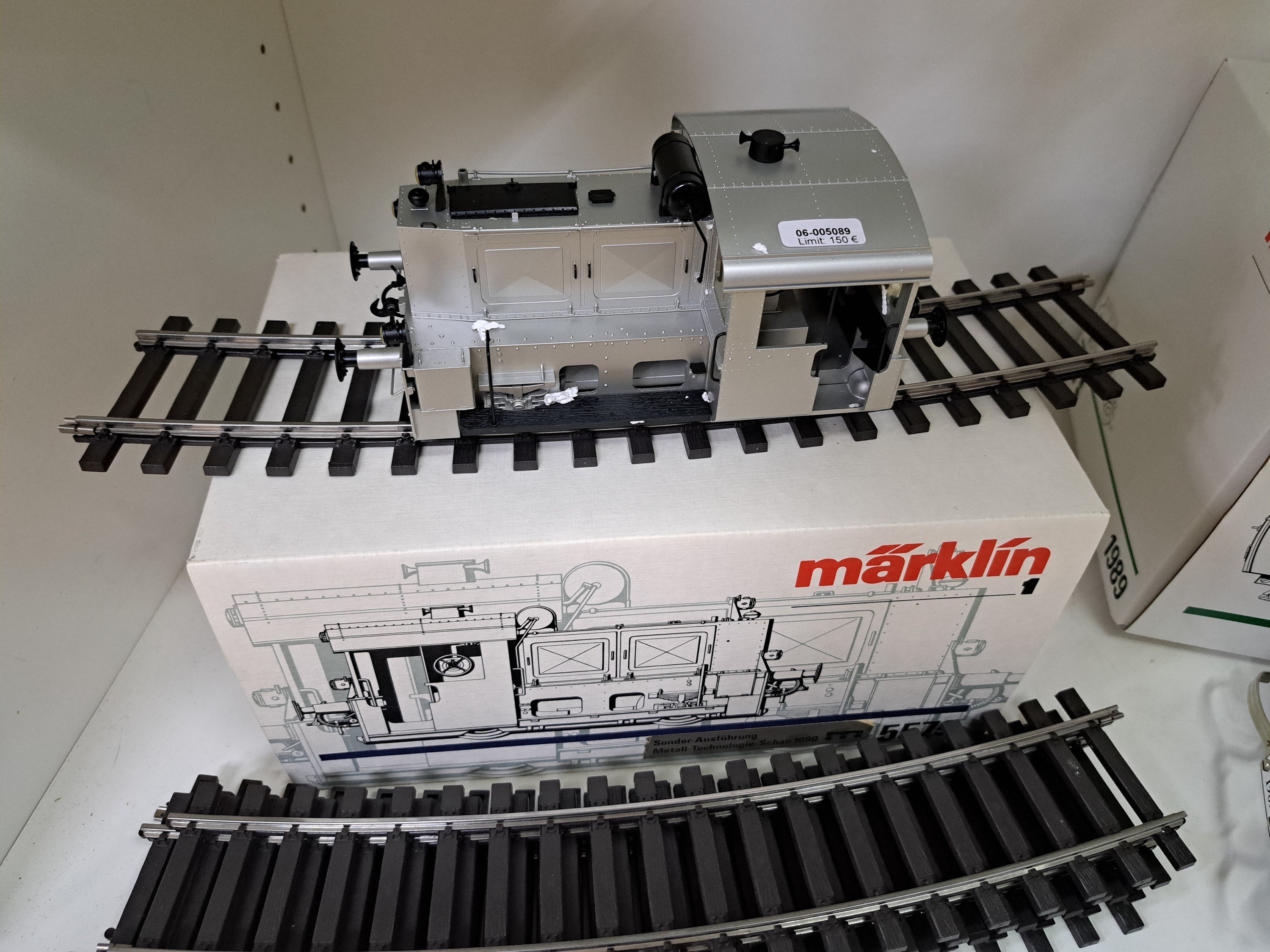 Detail b: Märklin, Diesellok Sondermodell 5579, Spur 1, Bj. 1990, Sonder-Ausführung Metall -Technologie-Schau 1990, OVP, Funktion nicht geprüft