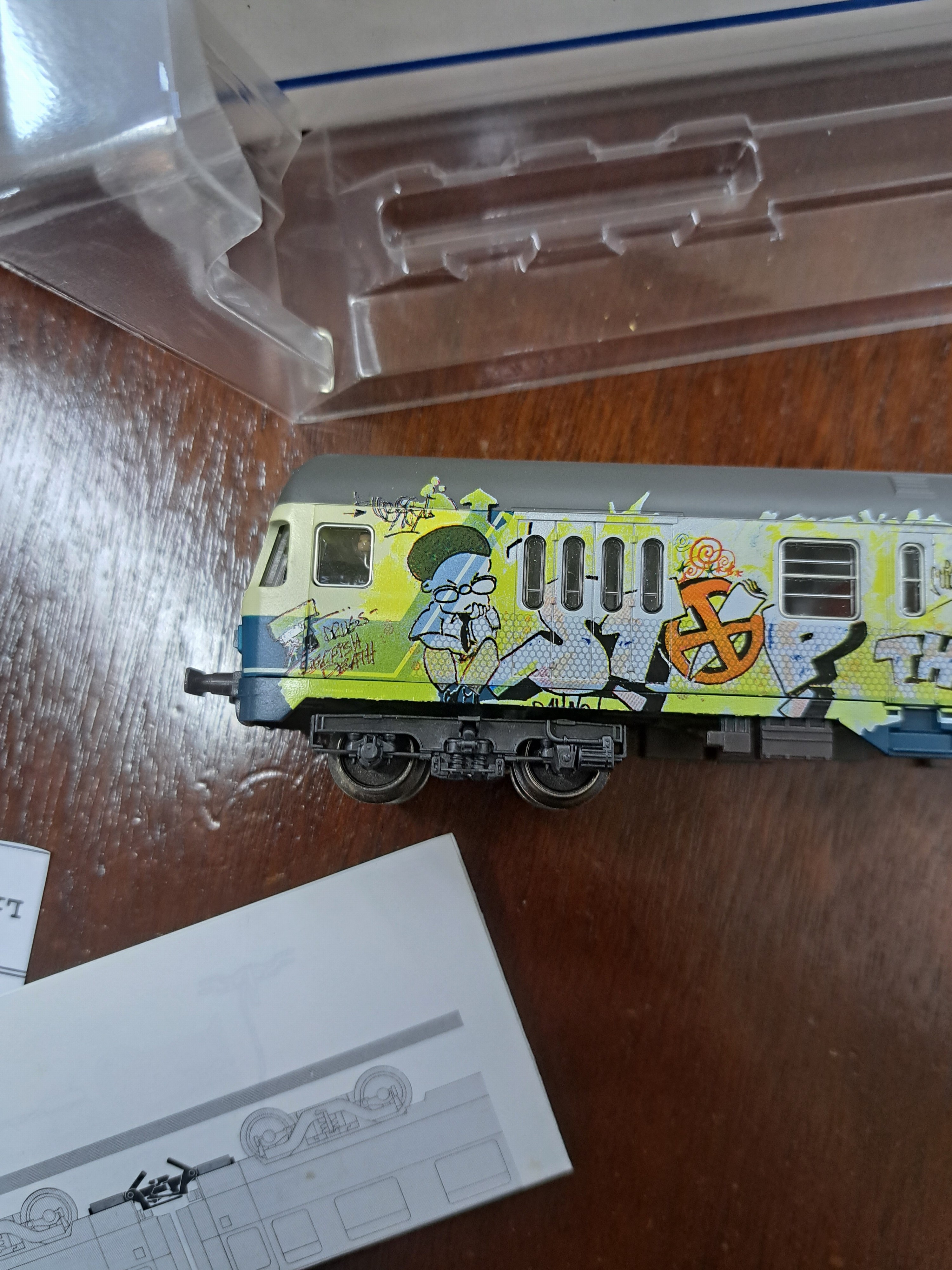 Detail a: Lot Modelleisenbahn: Märklin, Spur H0, Graffiti-Edition, Bj. 1970-90, E-Lok BR 111 83342, Personenwägen 84255, 84256 und 84257, in OVP, Funktion ...