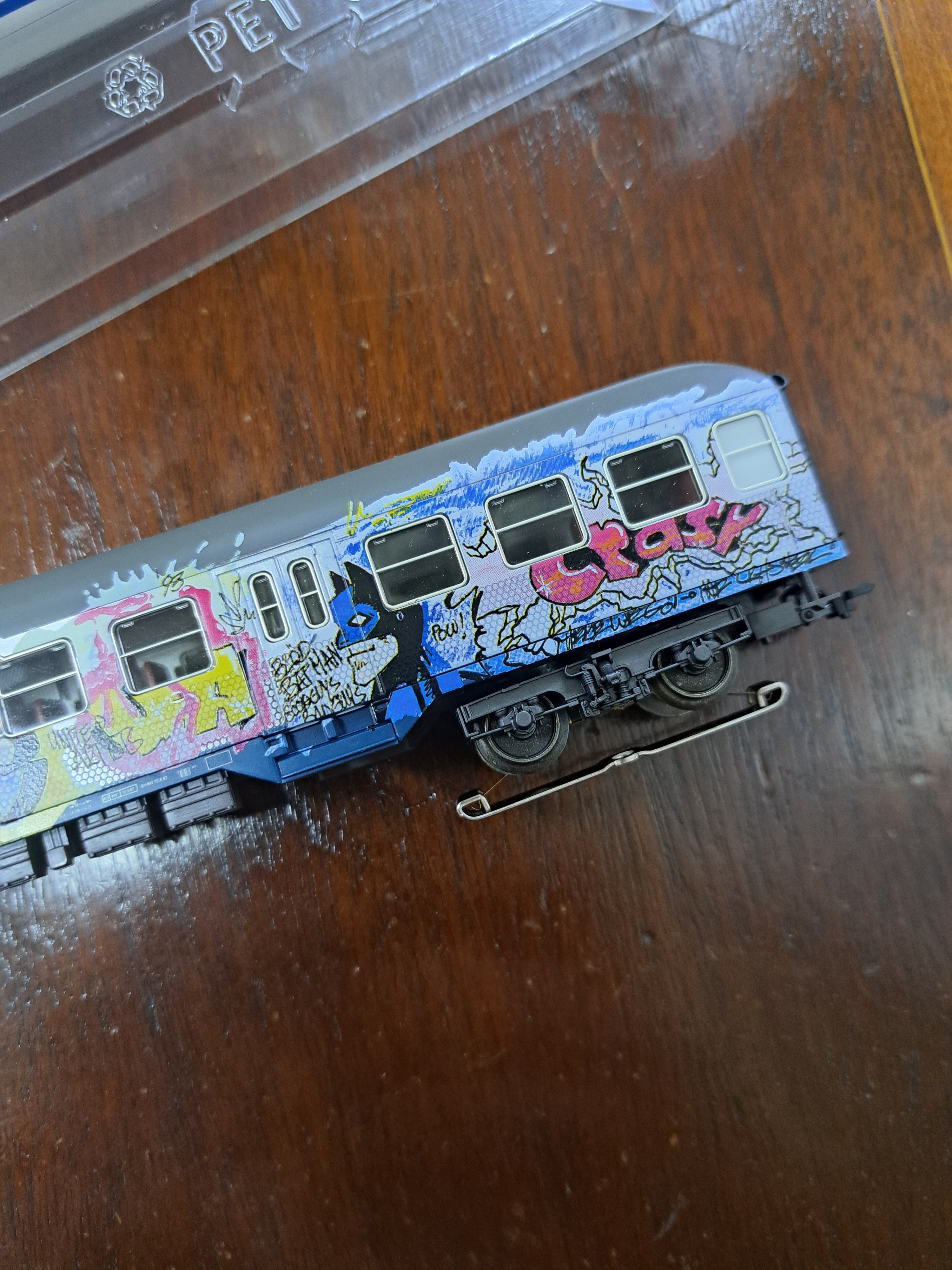 Detail b: Lot Modelleisenbahn: Märklin, Spur H0, Graffiti-Edition, Bj. 1970-90, E-Lok BR 111 83342, Personenwägen 84255, 84256 und 84257, in OVP, Funktion ...