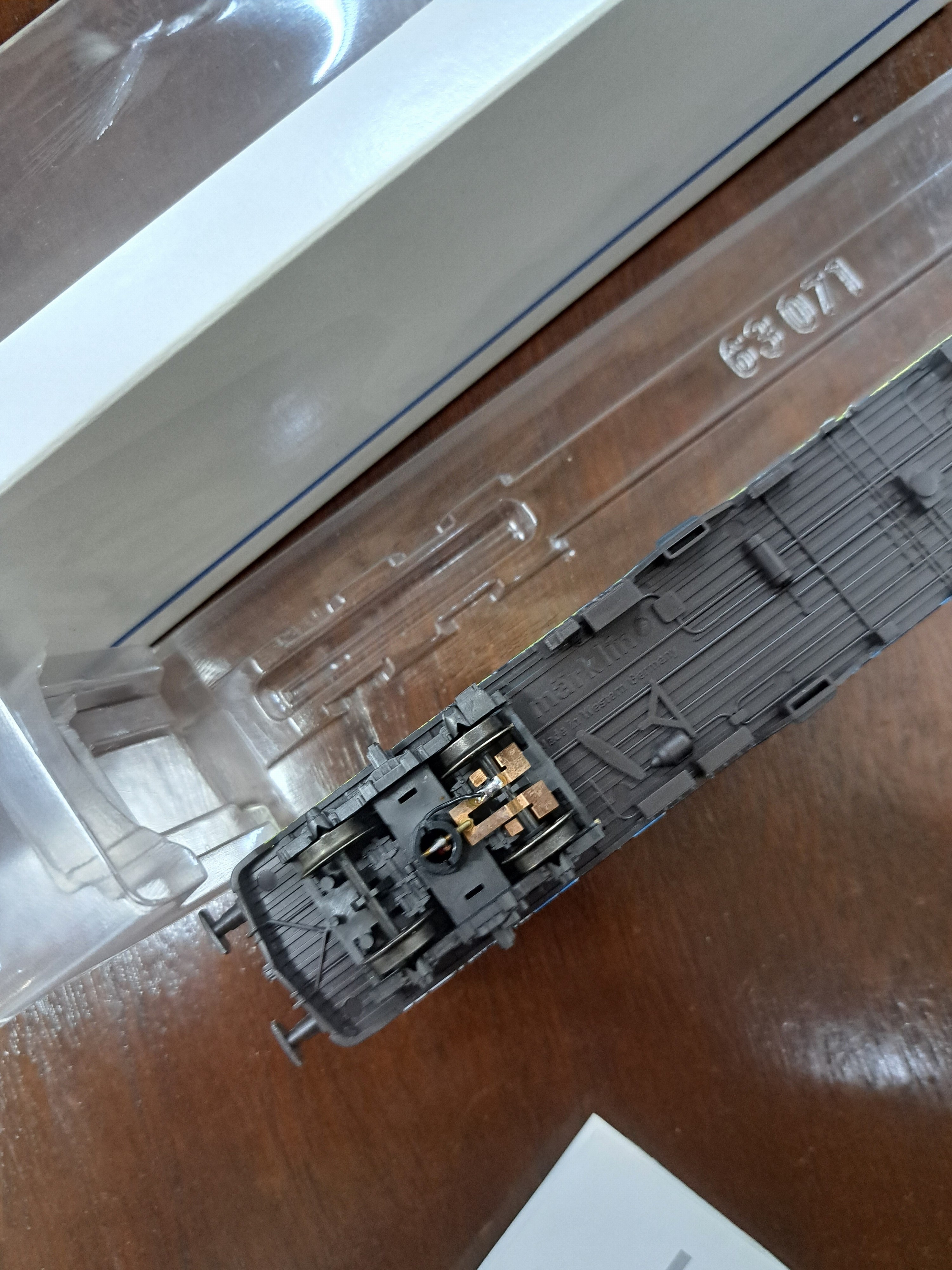 Detail c: Lot Modelleisenbahn: Märklin, Spur H0, Graffiti-Edition, Bj. 1970-90, E-Lok BR 111 83342, Personenwägen 84255, 84256 und 84257, in OVP, Funktion ...