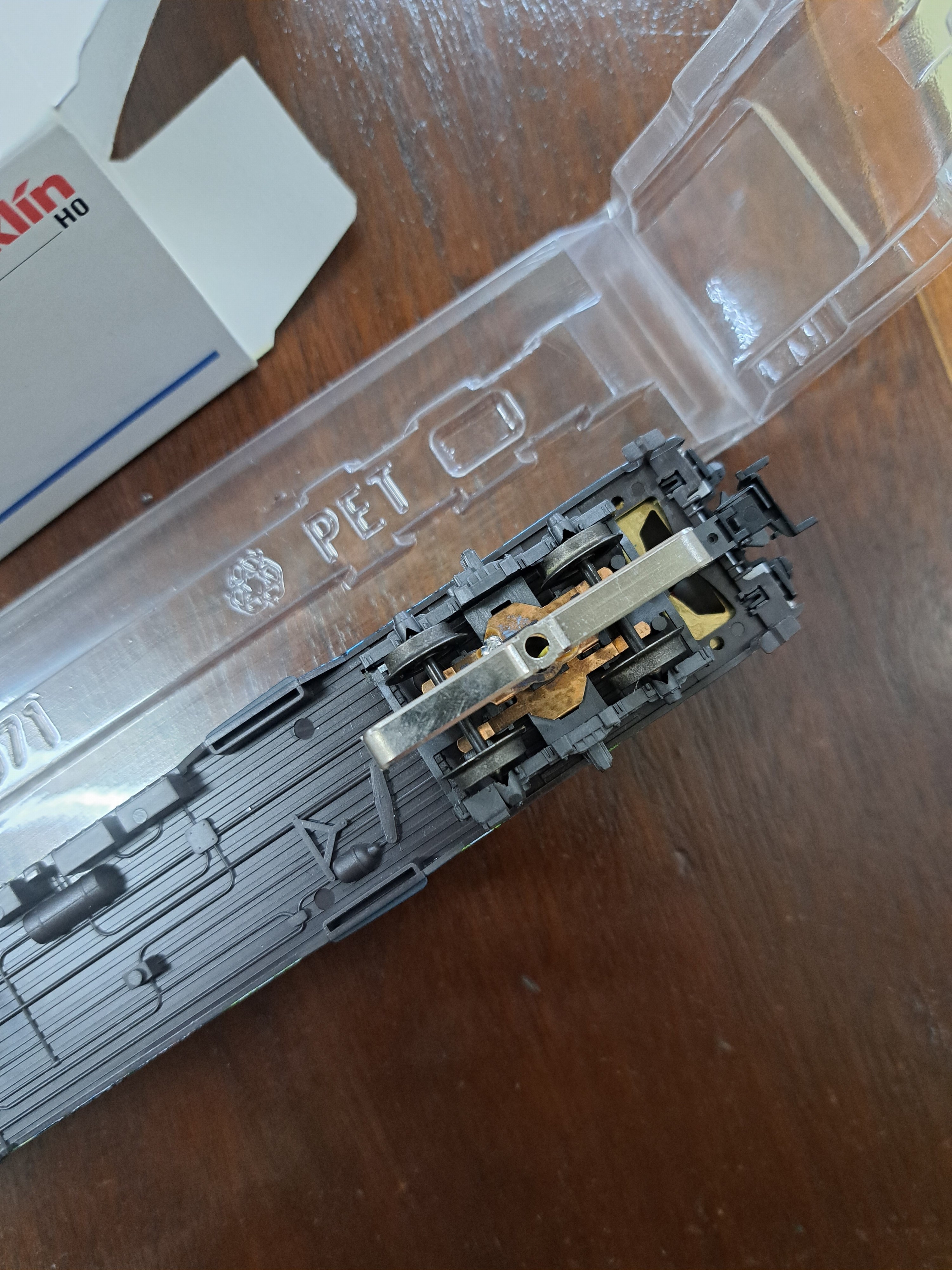 Detail d: Lot Modelleisenbahn: Märklin, Spur H0, Graffiti-Edition, Bj. 1970-90, E-Lok BR 111 83342, Personenwägen 84255, 84256 und 84257, in OVP, Funktion ...