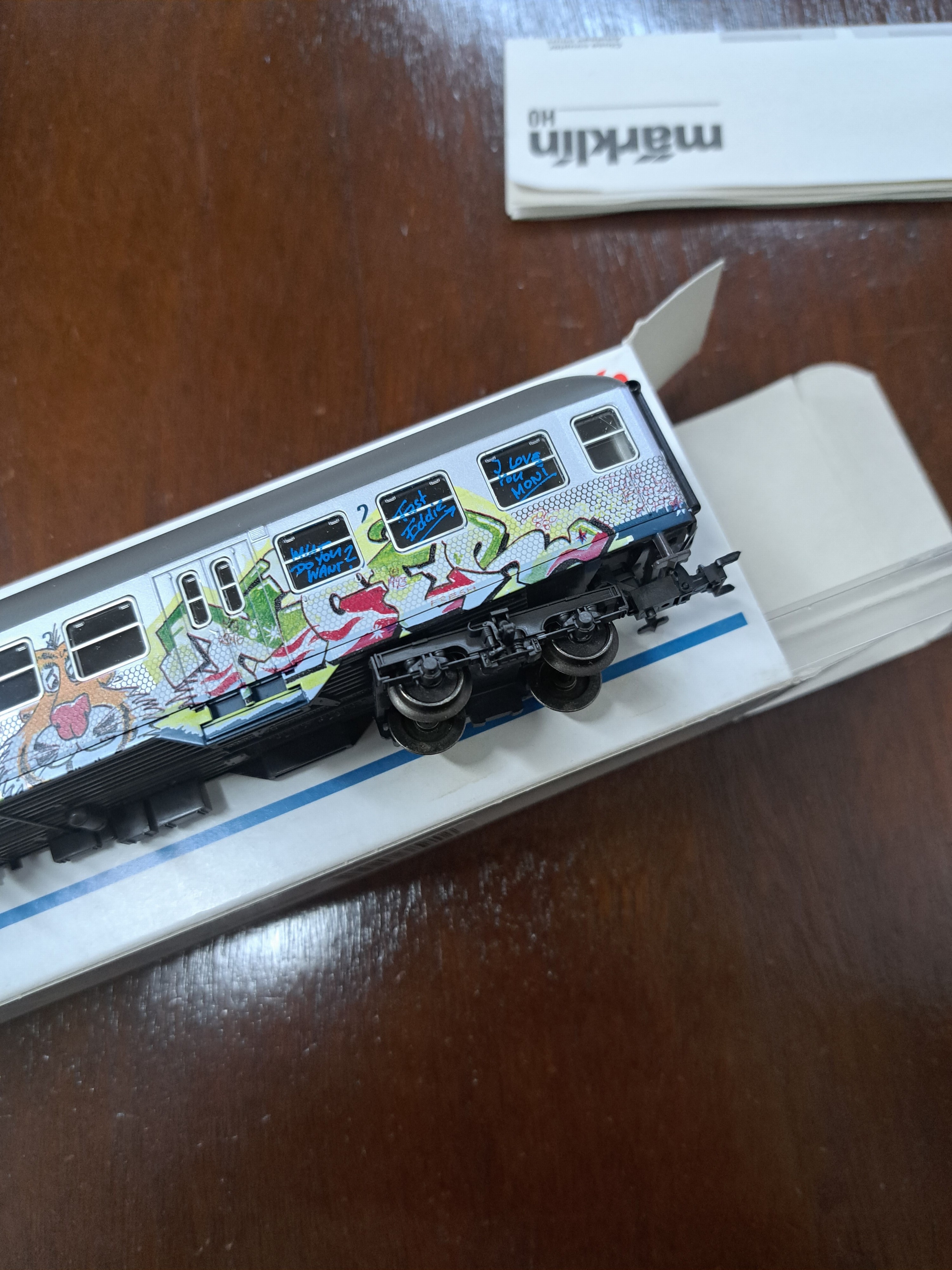 Detail h: Lot Modelleisenbahn: Märklin, Spur H0, Graffiti-Edition, Bj. 1970-90, E-Lok BR 111 83342, Personenwägen 84255, 84256 und 84257, in OVP, Funktion ...