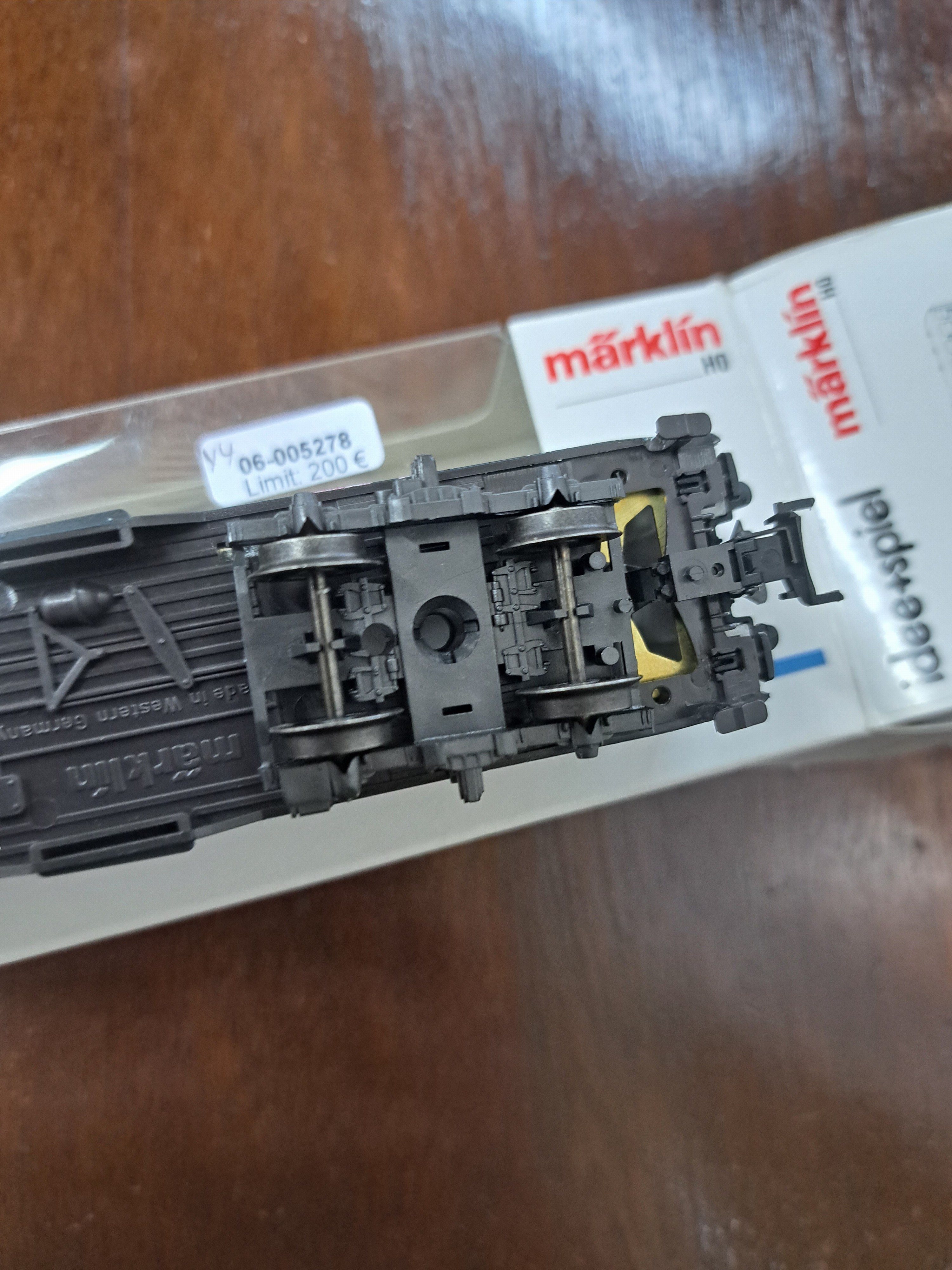 Detail l: Lot Modelleisenbahn: Märklin, Spur H0, Graffiti-Edition, Bj. 1970-90, E-Lok BR 111 83342, Personenwägen 84255, 84256 und 84257, in OVP, Funktion ...