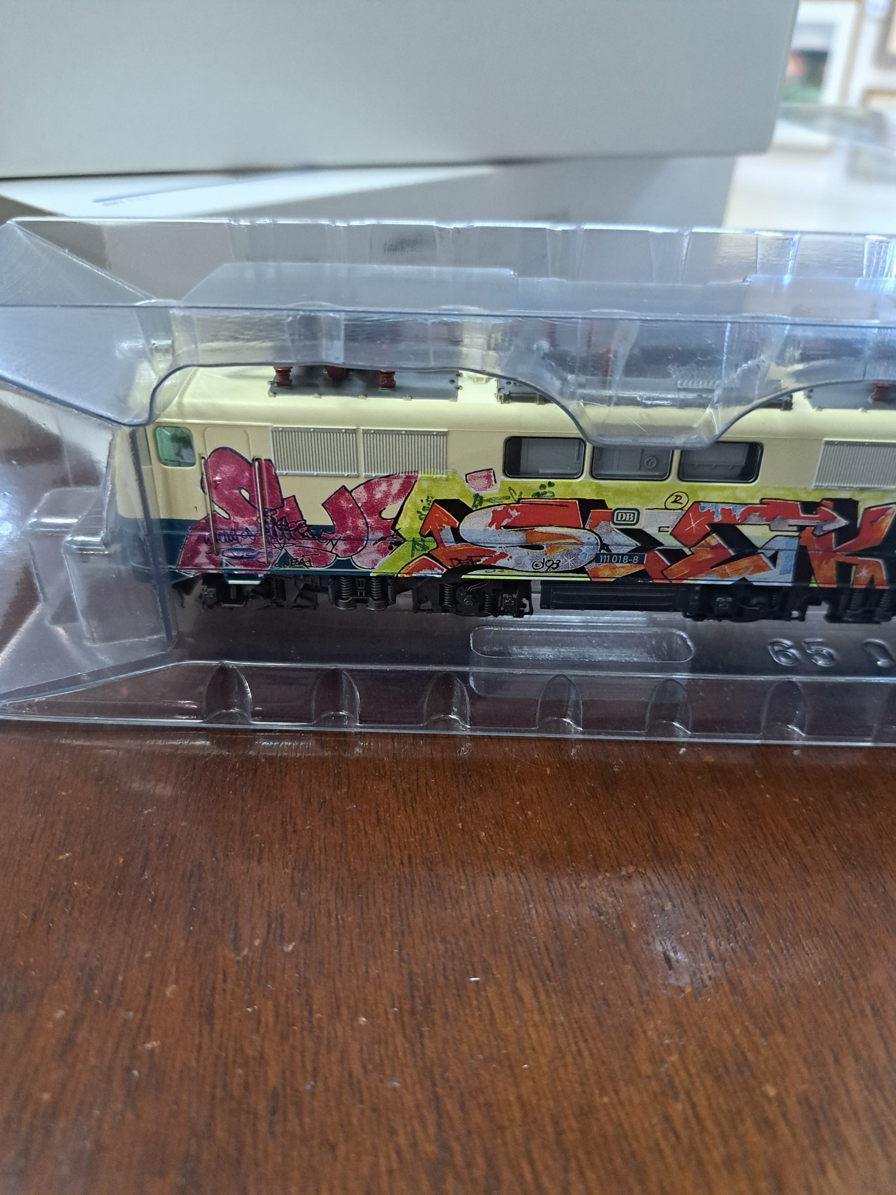 Detail p: Lot Modelleisenbahn: Märklin, Spur H0, Graffiti-Edition, Bj. 1970-90, E-Lok BR 111 83342, Personenwägen 84255, 84256 und 84257, in OVP, Funktion ...