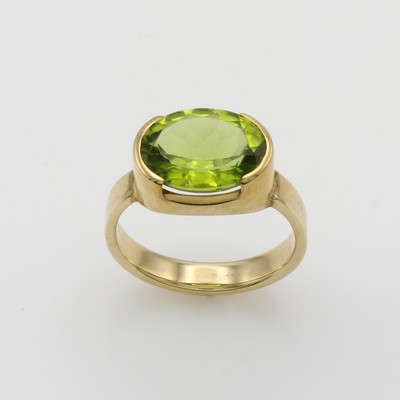 27100805a - Ring mit Peridot, GG 585/000, ovaler, fac., Peridot ca. 4.5 ct, RW ca. 57 Schätzpreis: ...