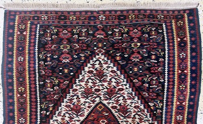 27100854a - Senneh Kelim, Persien, Mitte 20.Jhd., Wolleauf Baumwolle, ca. 150 x 104 cm, EHZ: 2 ...