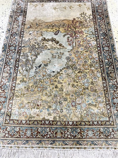 27100864d - Hereke Seide fein, China, Ende 20.Jhd, reine Naturseide, ca. 140 x 91 cm, ca. 1,0 Mio. ...