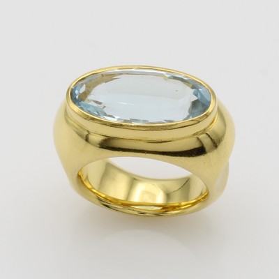 27100890a - Ring mit Aquamarin, GG 900/000, fac., ovalerAquamarin ca. 10.26 ct, Ringschiene m. ...