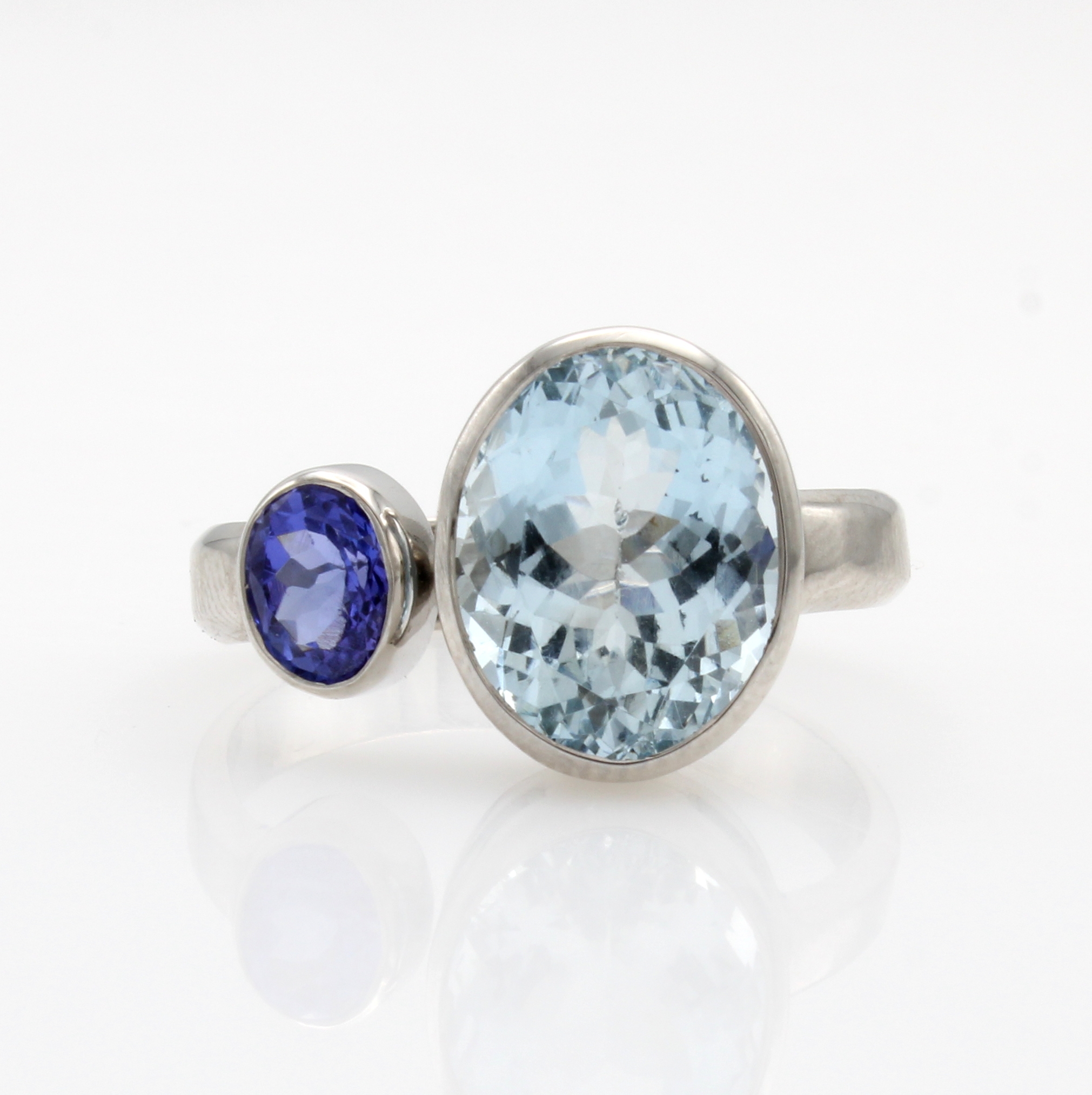 Image 27100915 - Ring mit Farbsteinen, WG 585/000, oval fac. Aquamarin ca. 4.8 ct, ovaler Tansanit ca. ...