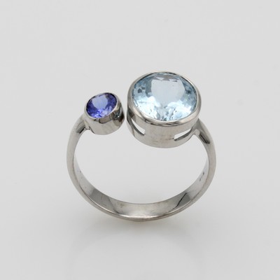 27100915a - Ring mit Farbsteinen, WG 585/000, oval fac. Aquamarin ca. 4.8 ct, ovaler Tansanit ca. ...