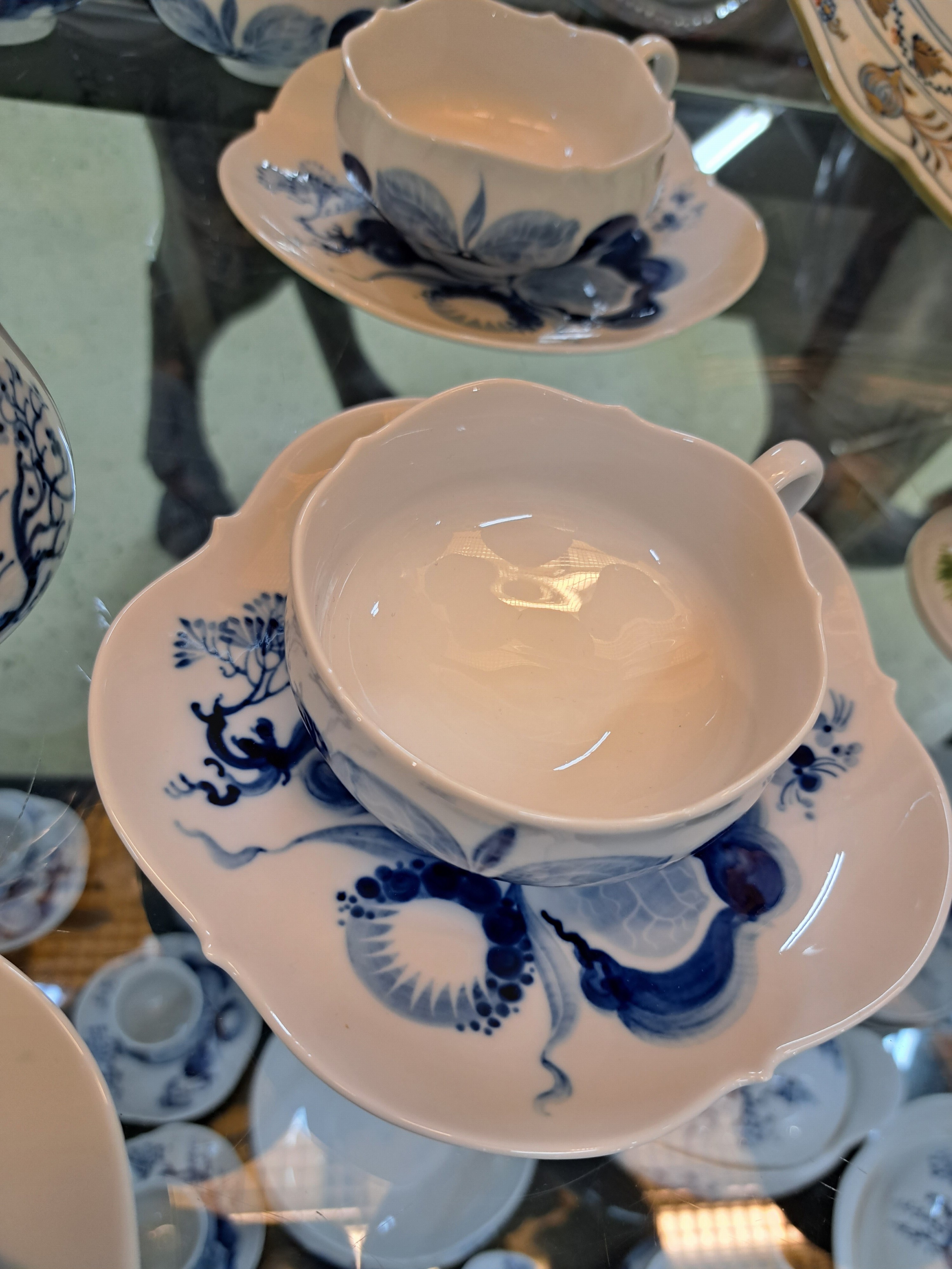 Detail a: Umfangreiches Teeservice, Meissen, Orchidee, für 12 Personen, z.T. 2. Wahl, Teekanne, Zuckerdose, Sahnegießer, kl. Tablett, 12 Tassen mit ...