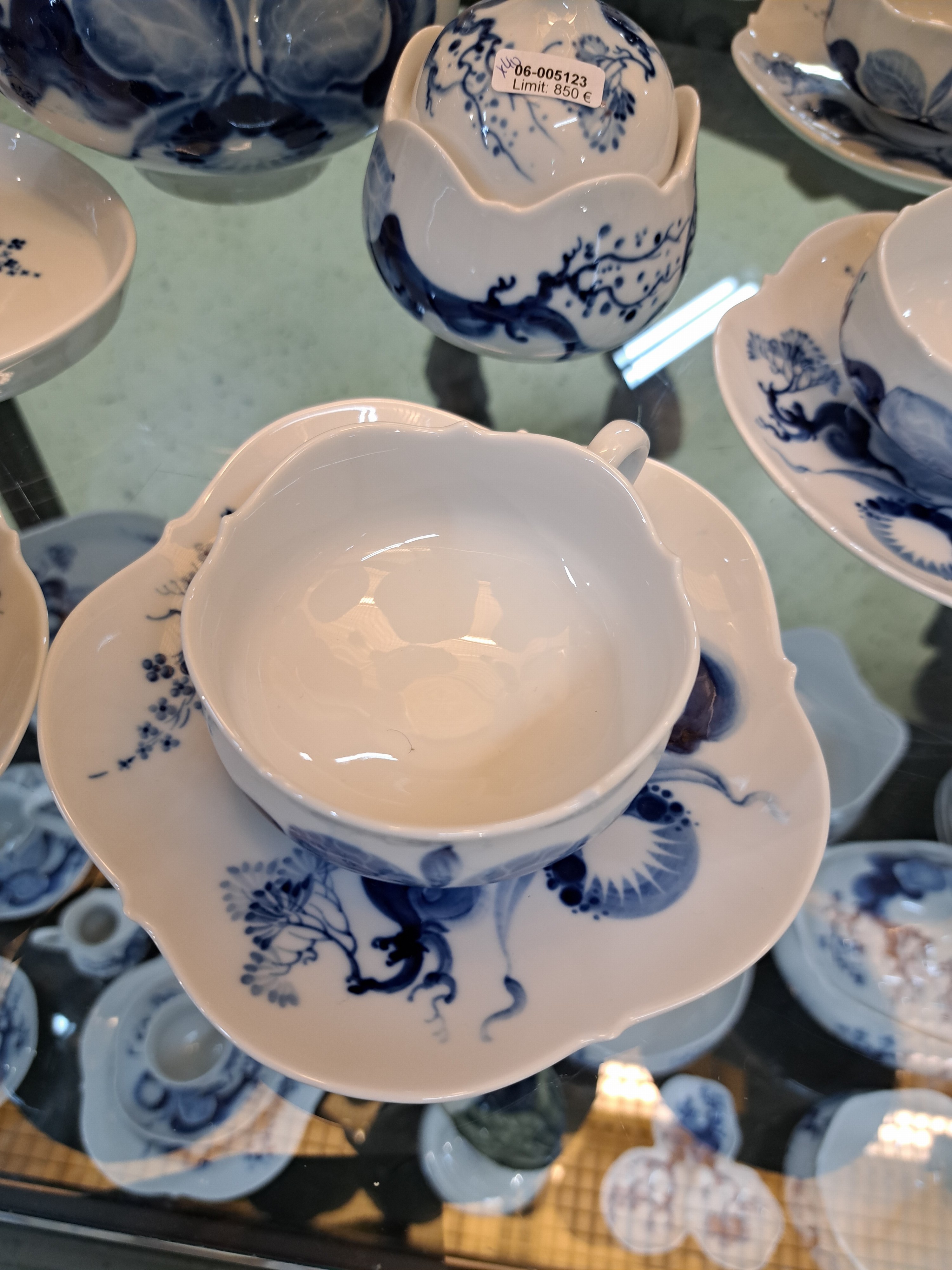Detail c: Umfangreiches Teeservice, Meissen, Orchidee, für 12 Personen, z.T. 2. Wahl, Teekanne, Zuckerdose, Sahnegießer, kl. Tablett, 12 Tassen mit ...