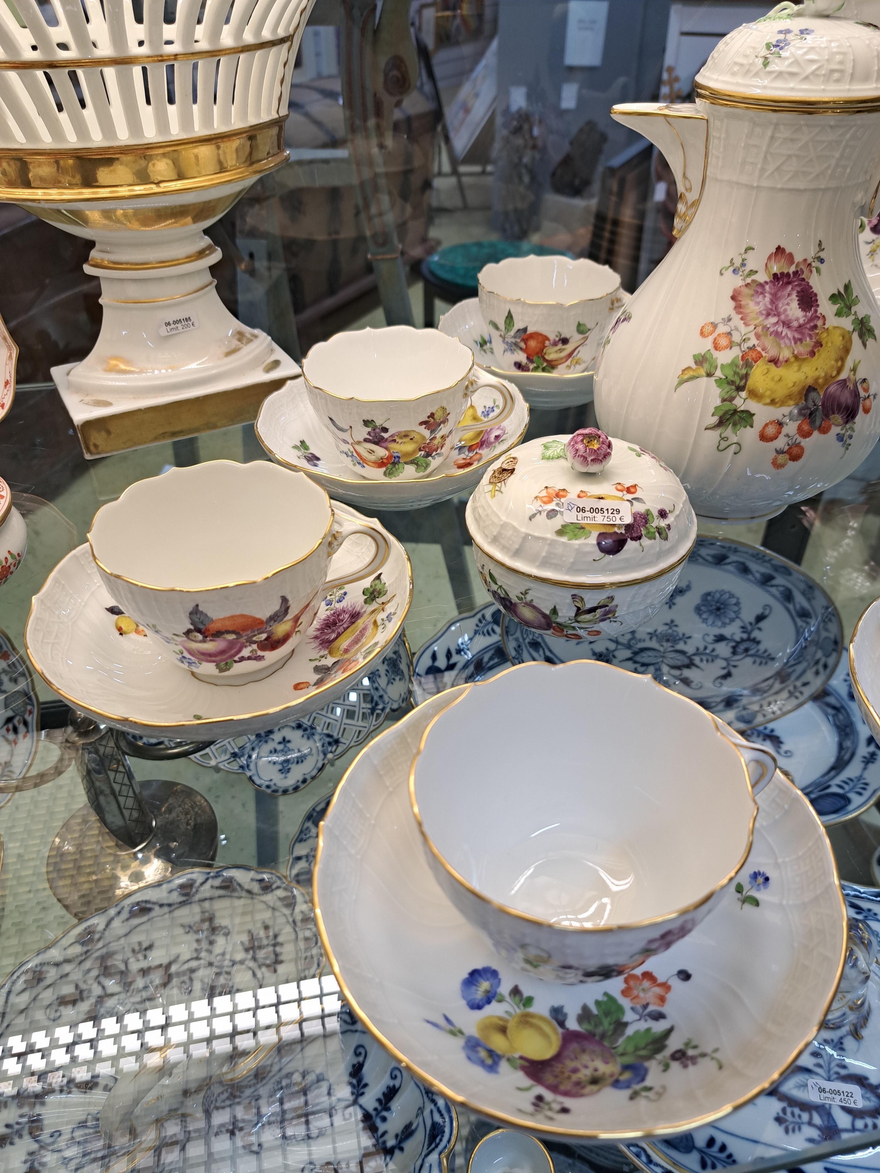 Detail a: Kaffeeservice, Meissen, 2. Hälfte 20. Jh., Neubrandenstein, Früchtedekor/ reicher Fruchtdekor, Kaffeekanne, Zuckerdose, Sahnegießer, sechs Tassen ...