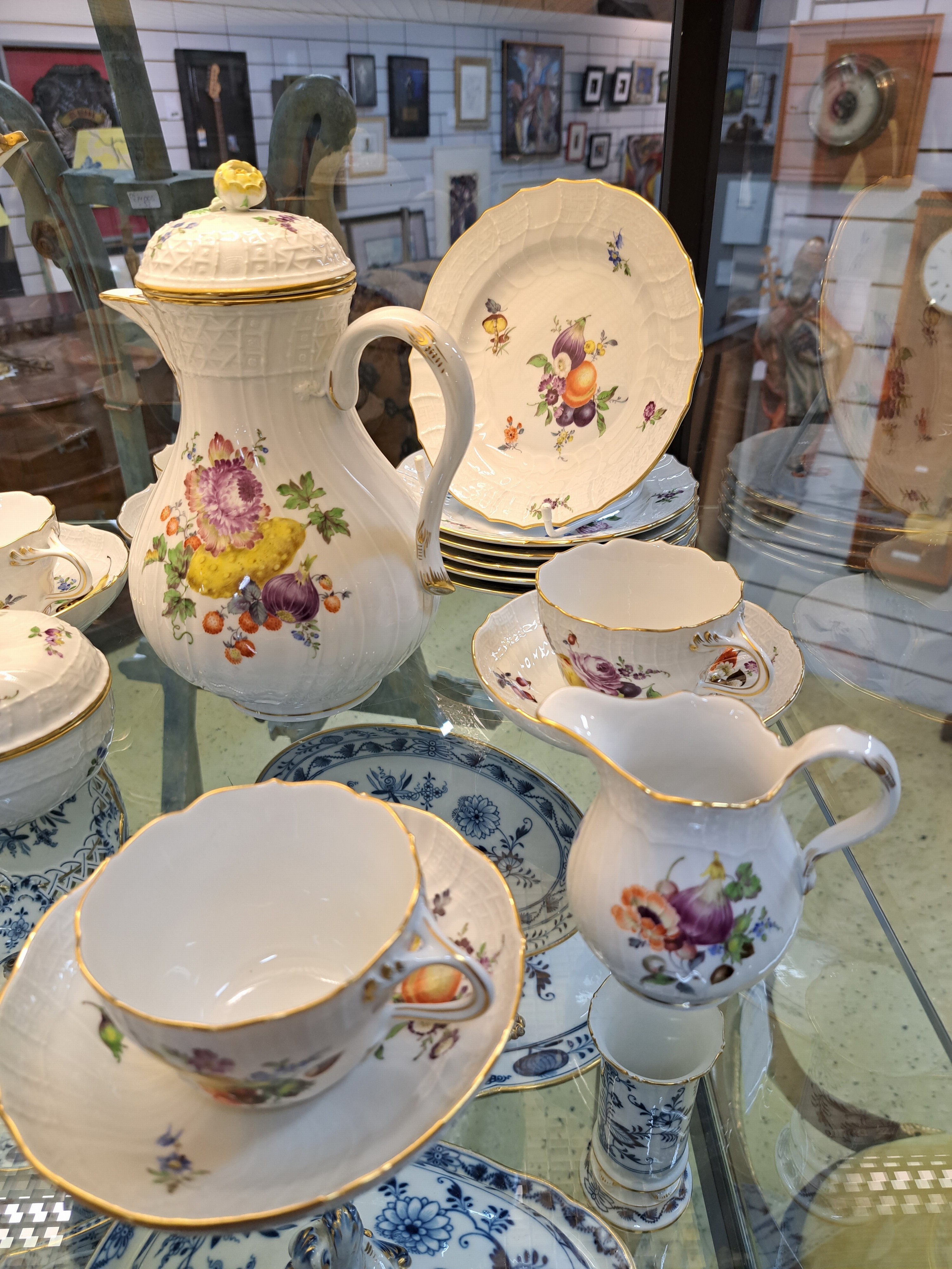 Detail b: Kaffeeservice, Meissen, 2. Hälfte 20. Jh., Neubrandenstein, Früchtedekor/ reicher Fruchtdekor, Kaffeekanne, Zuckerdose, Sahnegießer, sechs Tassen ...