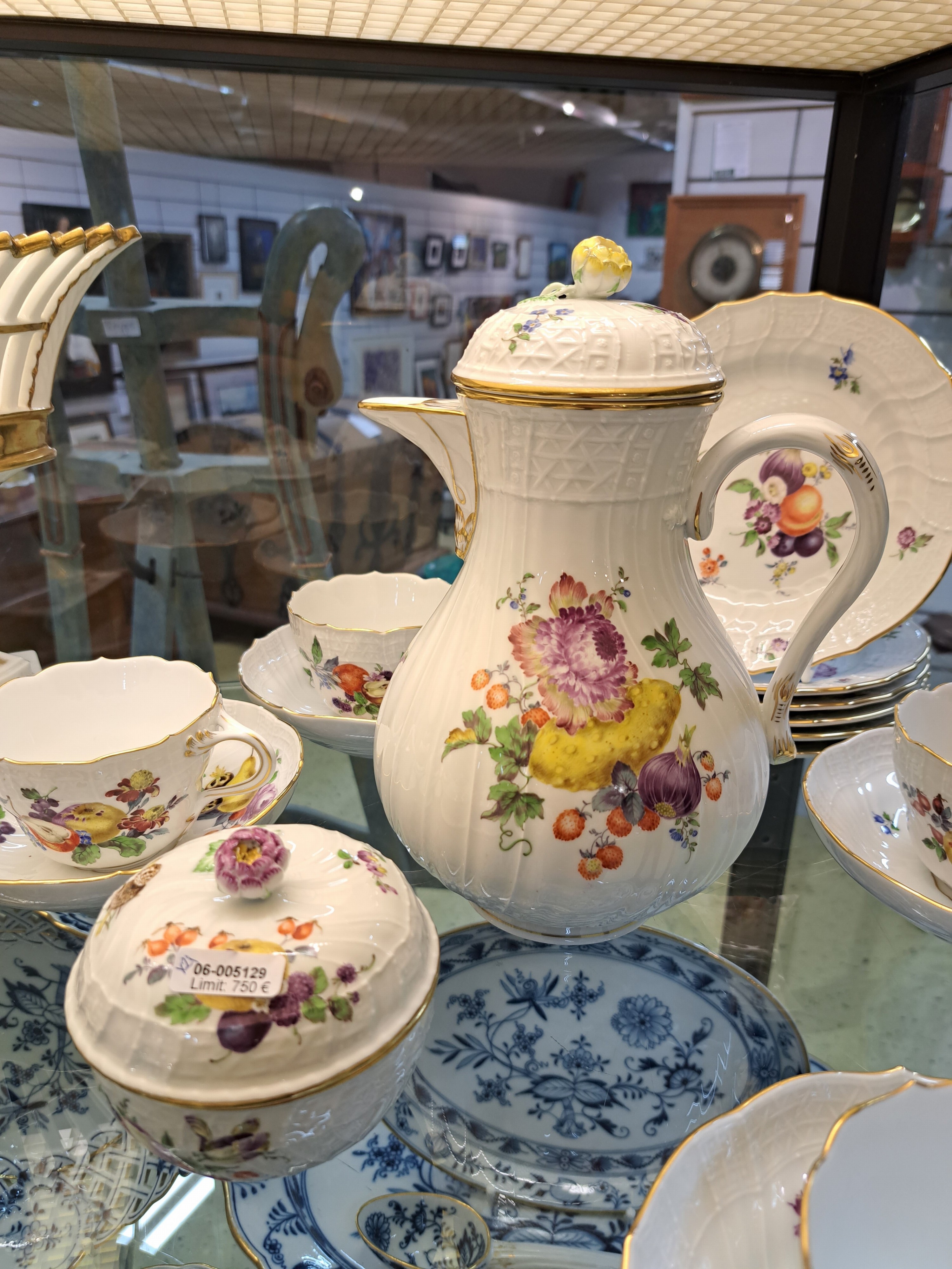 Detail c: Kaffeeservice, Meissen, 2. Hälfte 20. Jh., Neubrandenstein, Früchtedekor/ reicher Fruchtdekor, Kaffeekanne, Zuckerdose, Sahnegießer, sechs Tassen ...