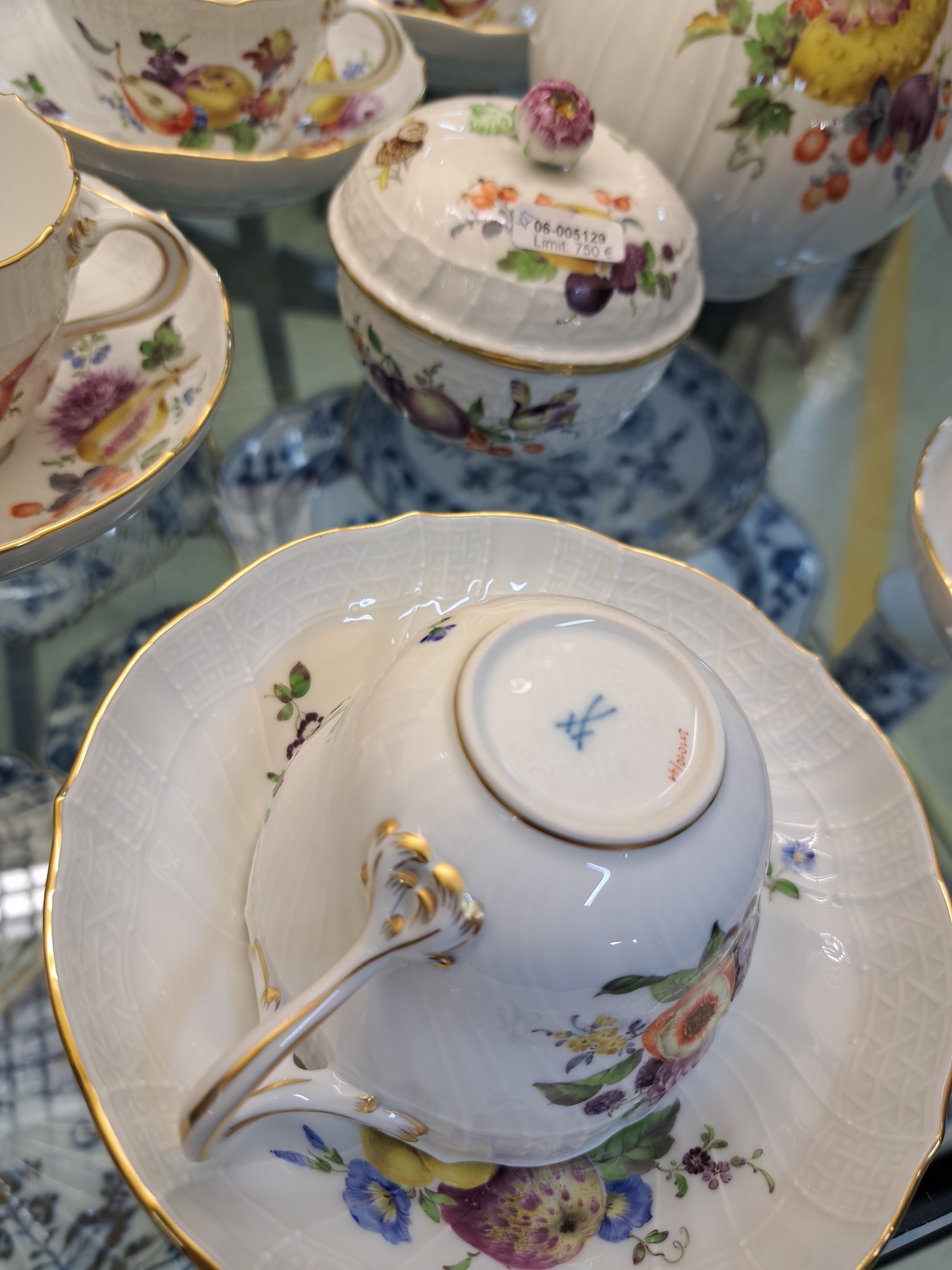 Detail d: Kaffeeservice, Meissen, 2. Hälfte 20. Jh., Neubrandenstein, Früchtedekor/ reicher Fruchtdekor, Kaffeekanne, Zuckerdose, Sahnegießer, sechs Tassen ...