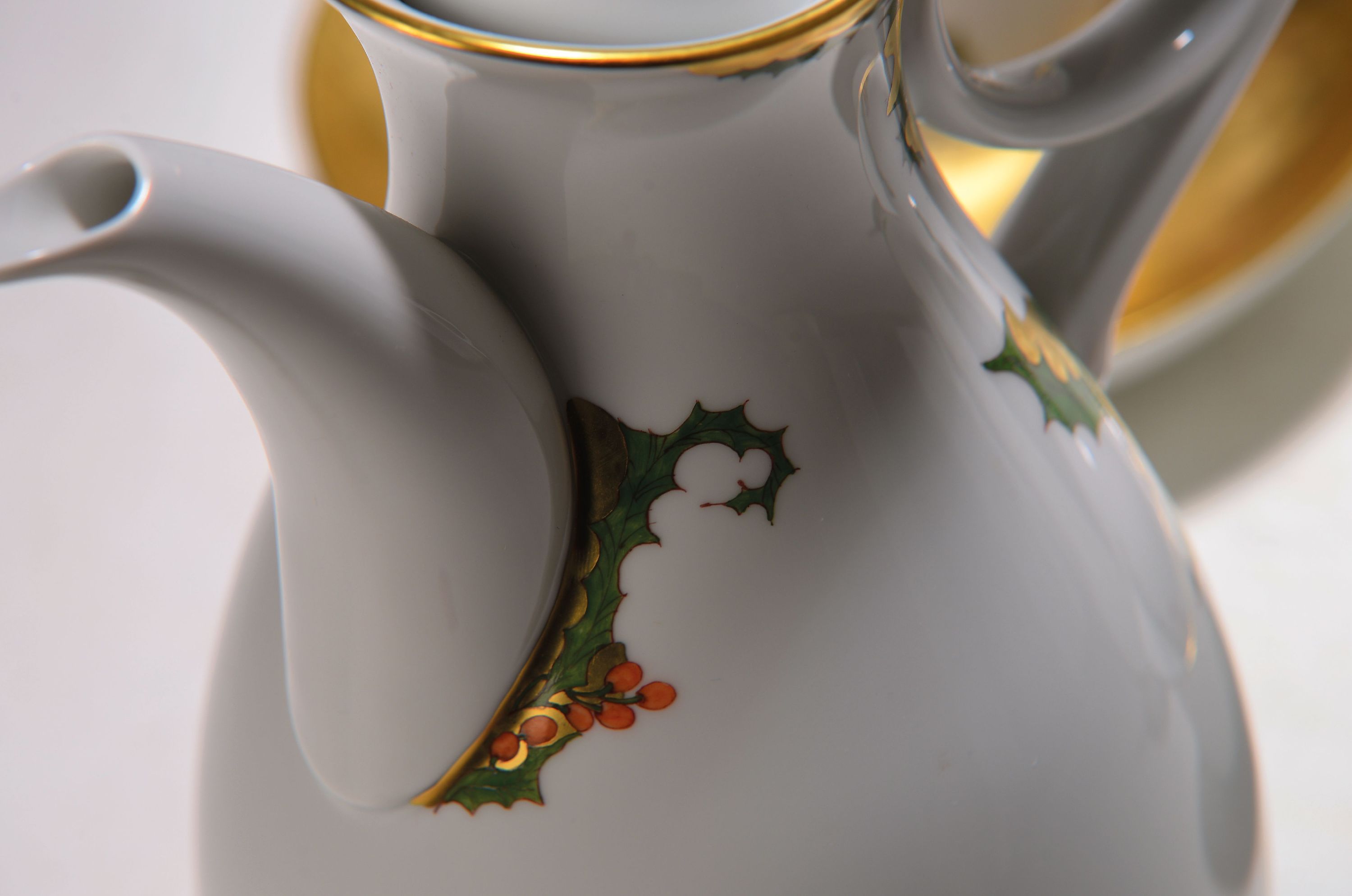Detail a: Elegantes Kaffeeservice, Meissen, Stechpalmendekor, für 6 Personen, Form Wellenspiel Pur, Kaffeekanne, Zuckerdose, Sahnegießer, Milchkännchen, 6 ...