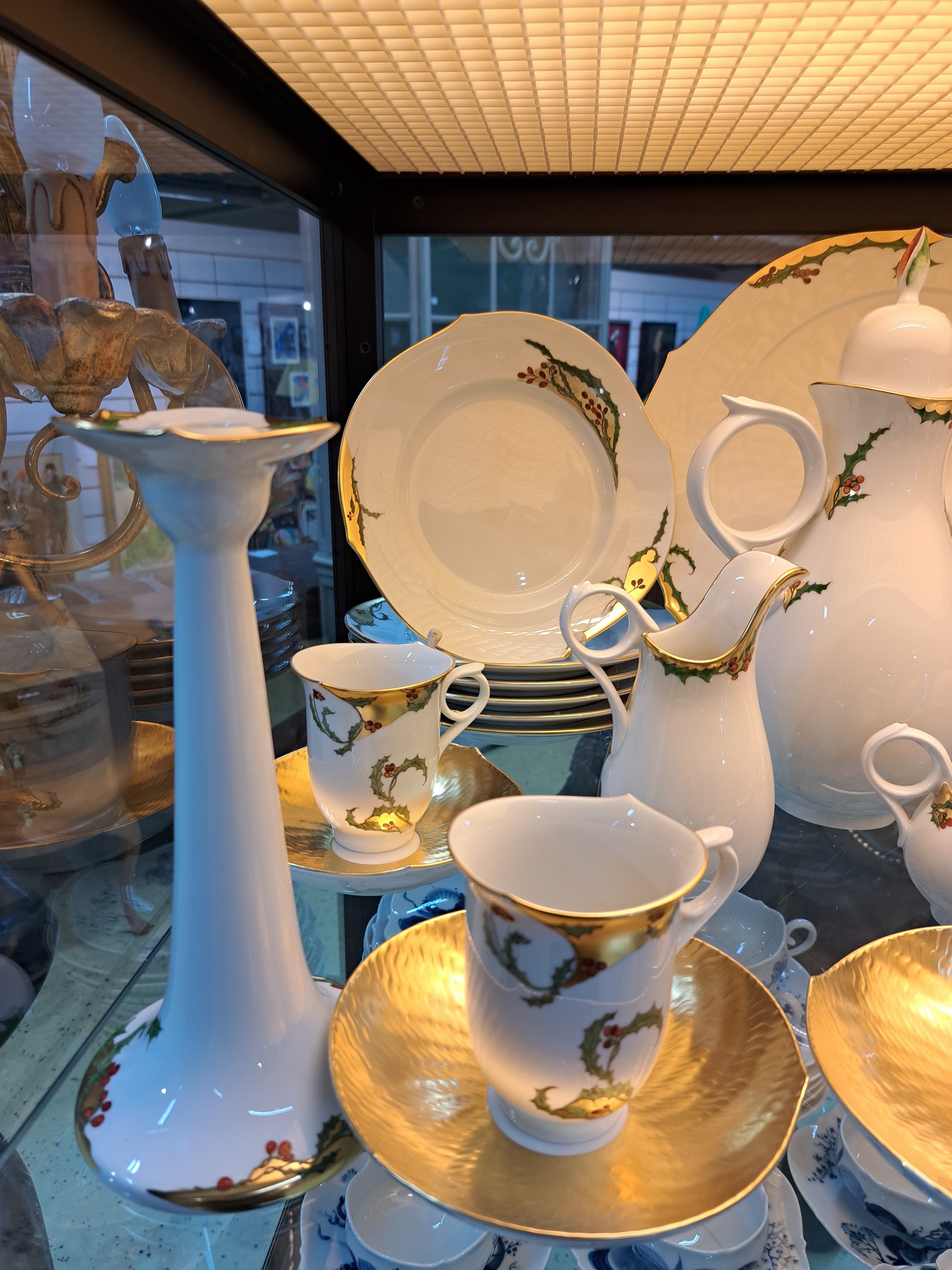 Detail b: Elegantes Kaffeeservice, Meissen, Stechpalmendekor, für 6 Personen, Form Wellenspiel Pur, Kaffeekanne, Zuckerdose, Sahnegießer, Milchkännchen, 6 ...