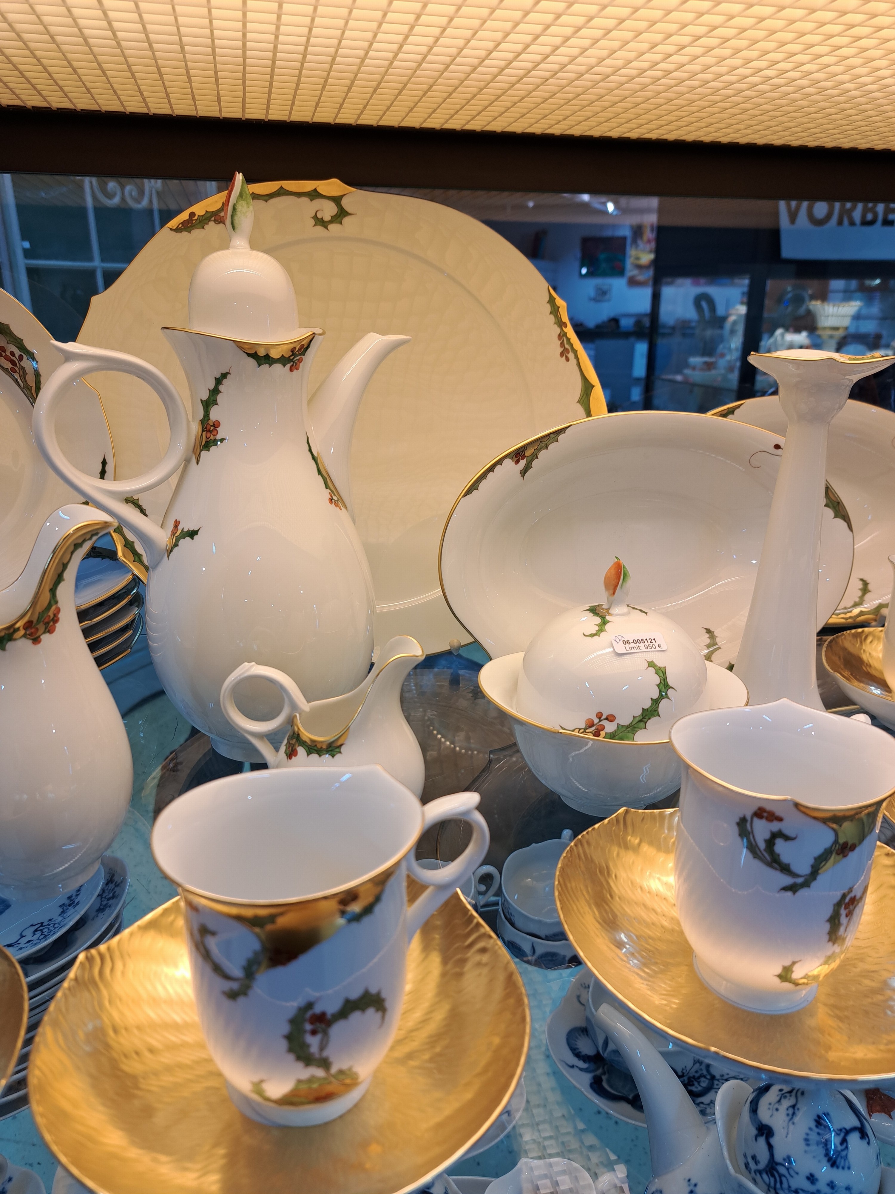 Detail c: Elegantes Kaffeeservice, Meissen, Stechpalmendekor, für 6 Personen, Form Wellenspiel Pur, Kaffeekanne, Zuckerdose, Sahnegießer, Milchkännchen, 6 ...