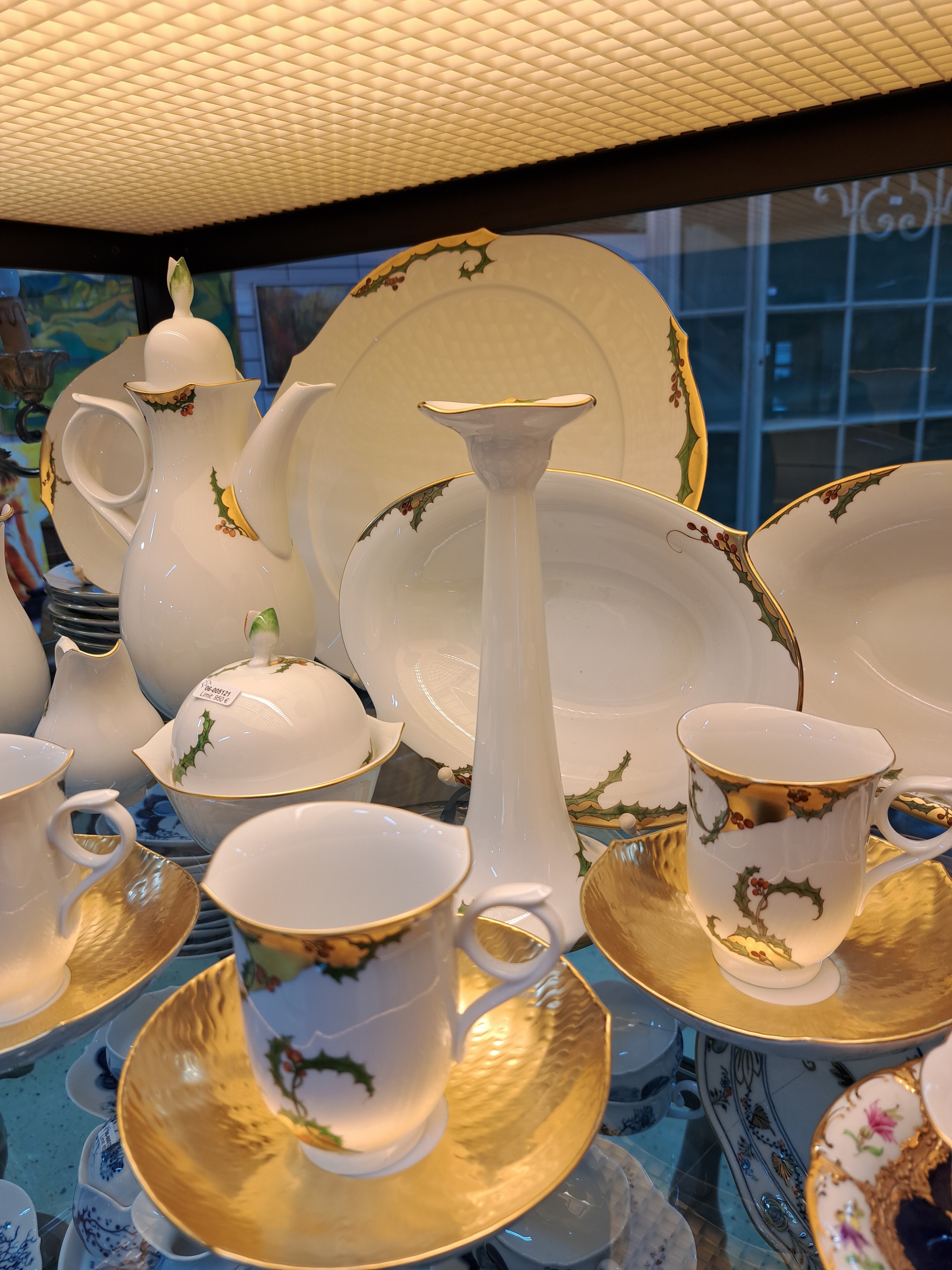 Detail d: Elegantes Kaffeeservice, Meissen, Stechpalmendekor, für 6 Personen, Form Wellenspiel Pur, Kaffeekanne, Zuckerdose, Sahnegießer, Milchkännchen, 6 ...