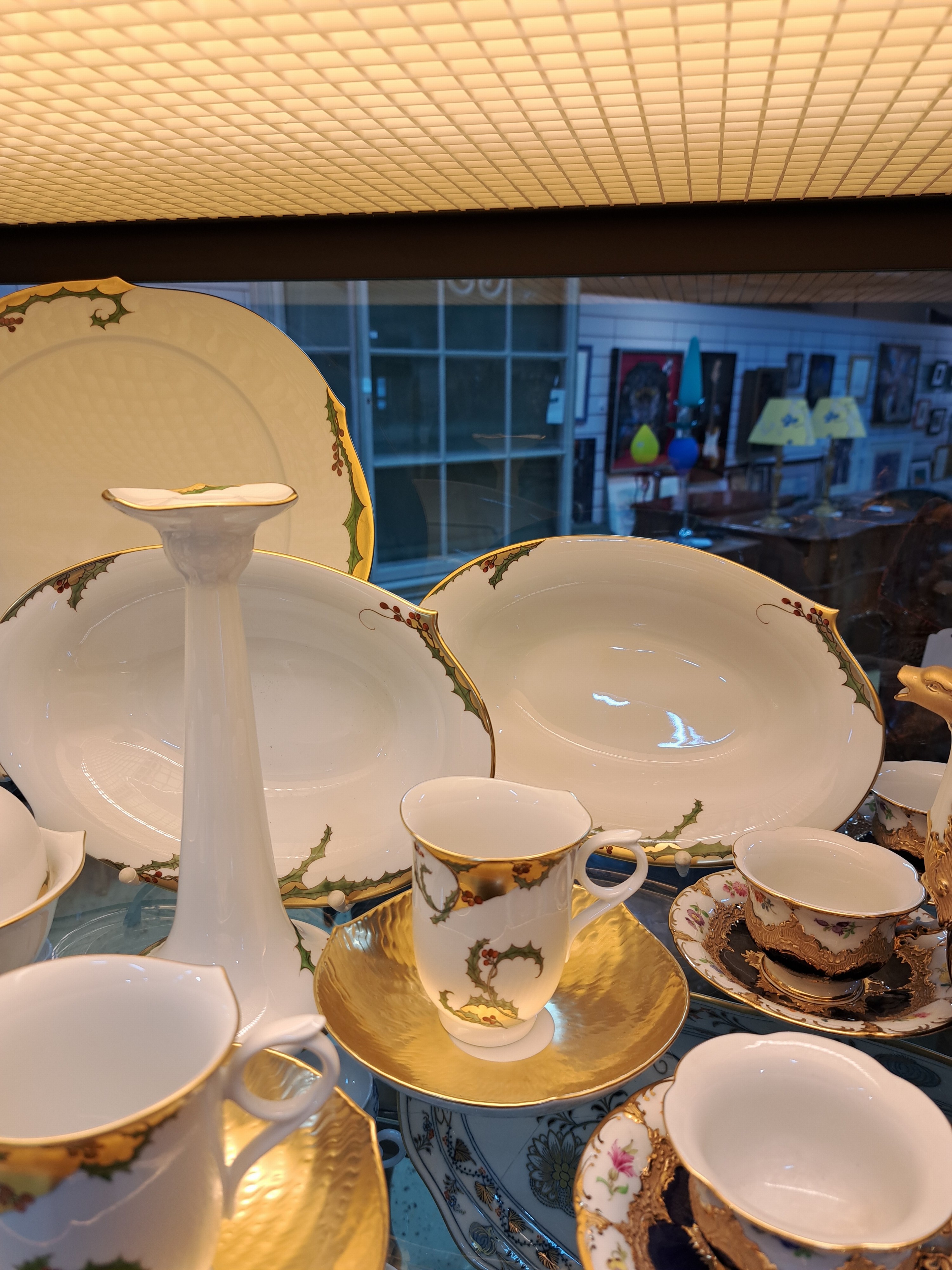Detail e: Elegantes Kaffeeservice, Meissen, Stechpalmendekor, für 6 Personen, Form Wellenspiel Pur, Kaffeekanne, Zuckerdose, Sahnegießer, Milchkännchen, 6 ...