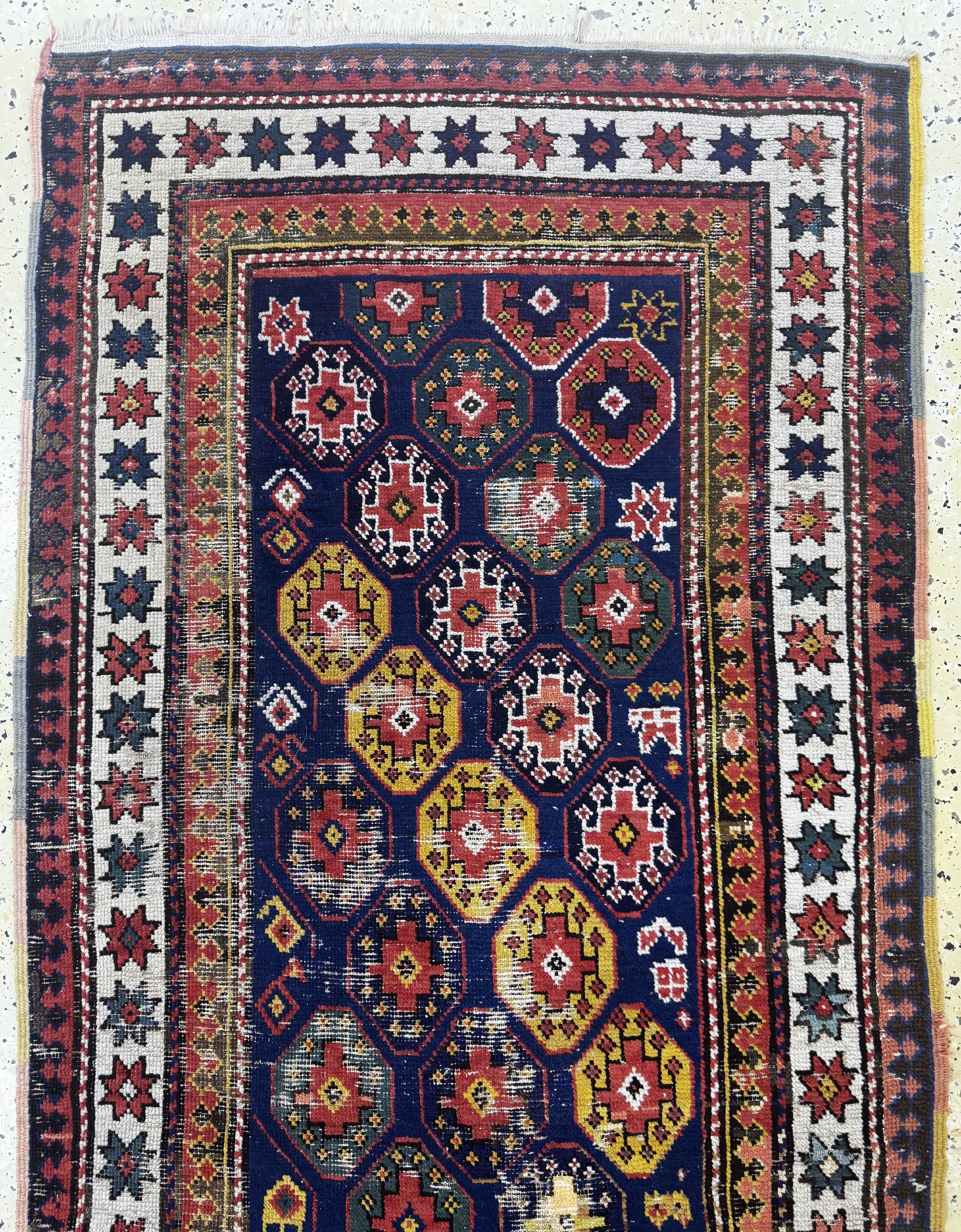 Detail a: Antiker Kazak, Kaukasus, 19.Jhd, Wolle auf Wolle, ca. 223 x 98 cm, EHZ: 3, (restauriert)
