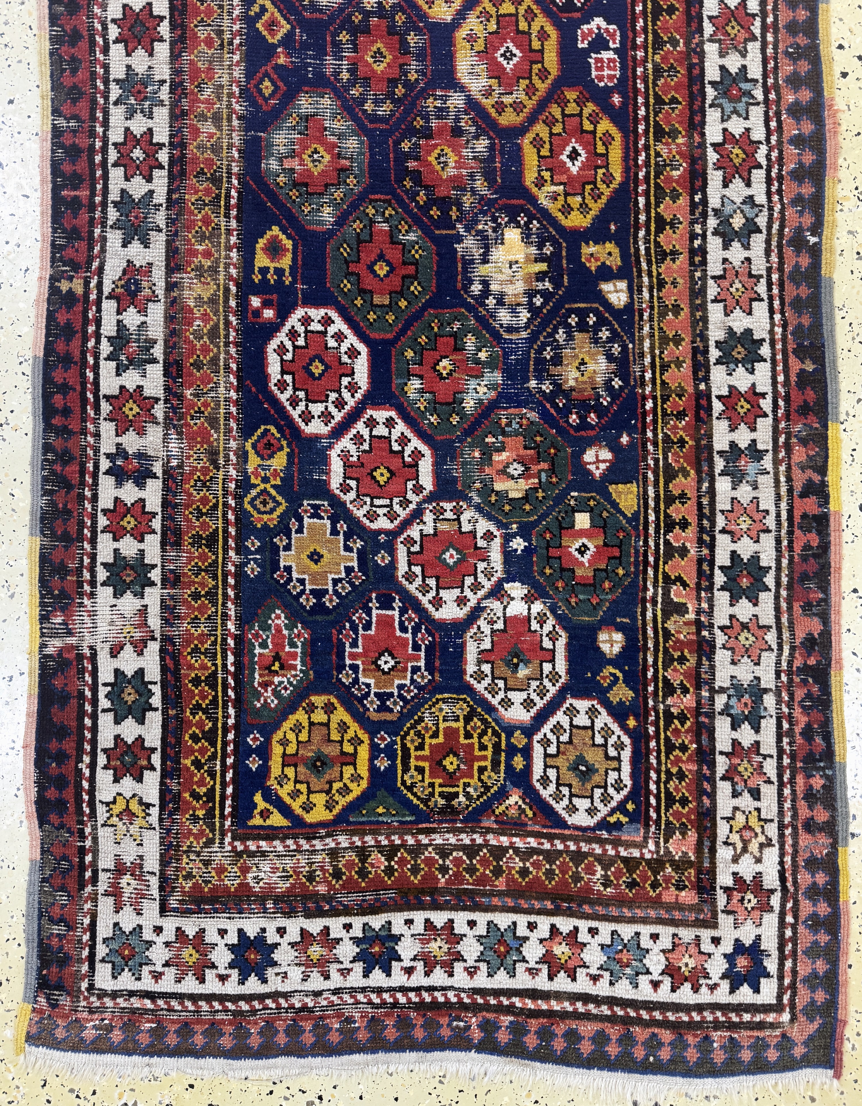 Detail b: Antiker Kazak, Kaukasus, 19.Jhd, Wolle auf Wolle, ca. 223 x 98 cm, EHZ: 3, (restauriert)