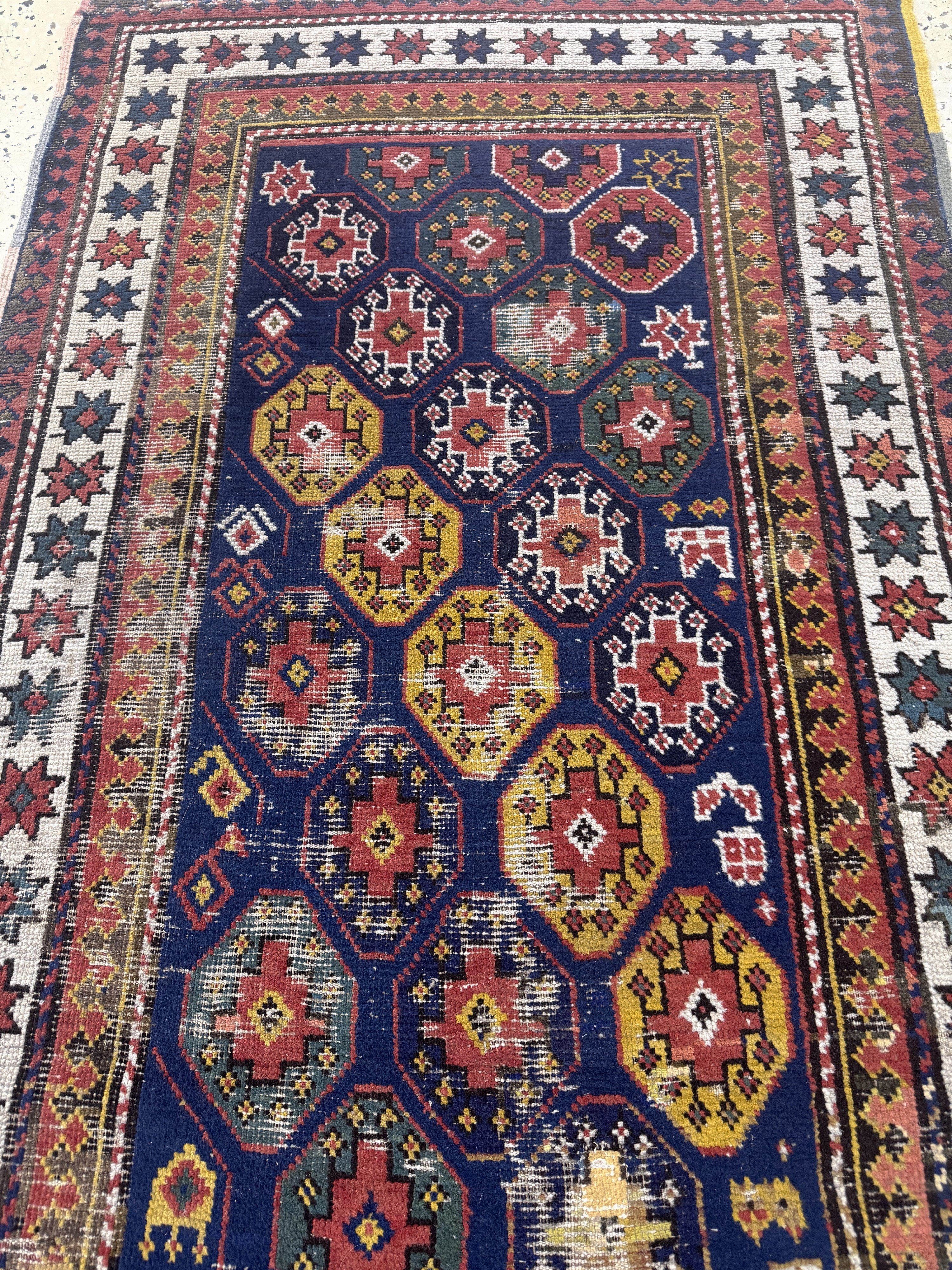 Detail c: Antiker Kazak, Kaukasus, 19.Jhd, Wolle auf Wolle, ca. 223 x 98 cm, EHZ: 3, (restauriert)