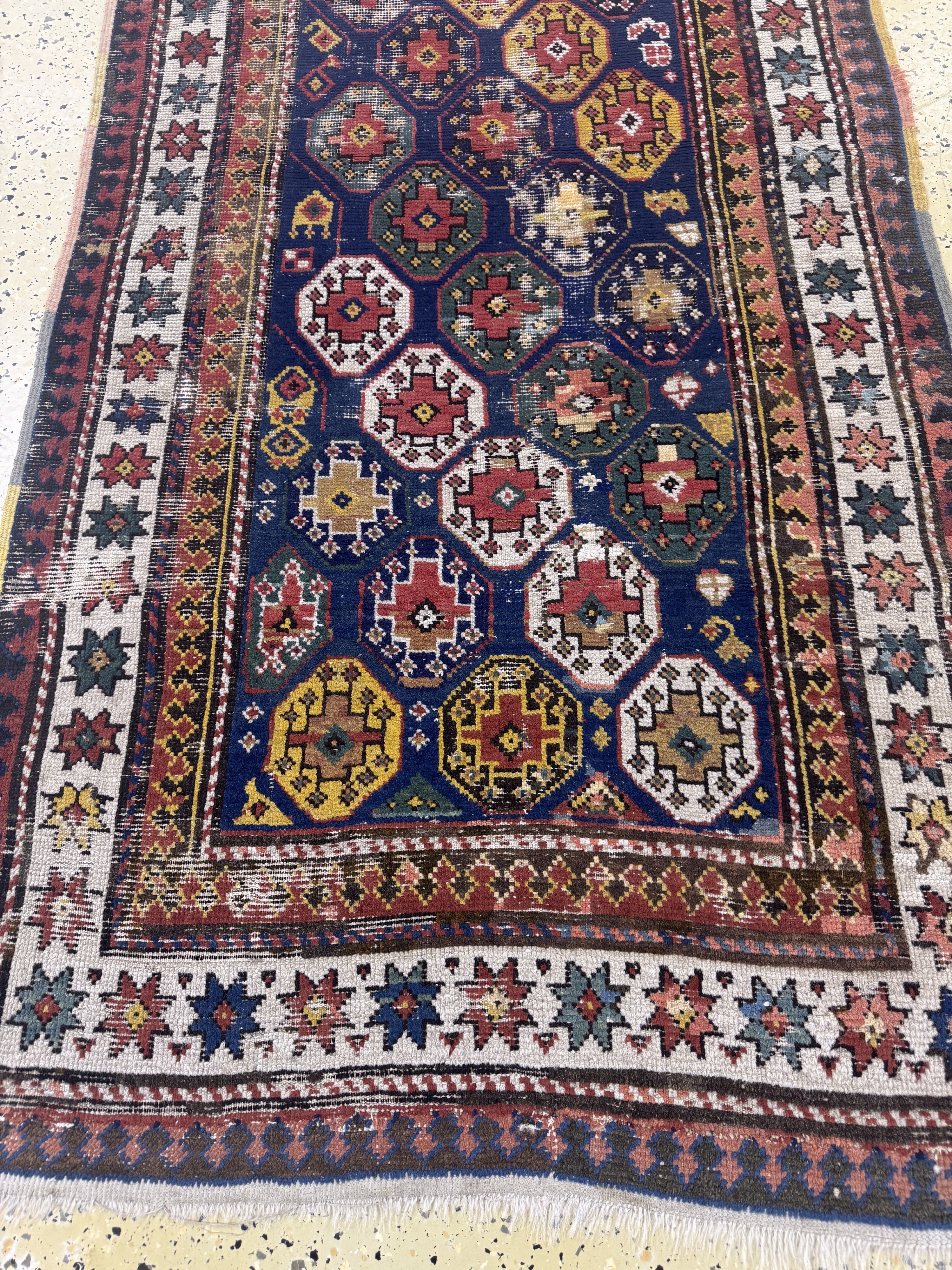 Detail d: Antiker Kazak, Kaukasus, 19.Jhd, Wolle auf Wolle, ca. 223 x 98 cm, EHZ: 3, (restauriert)