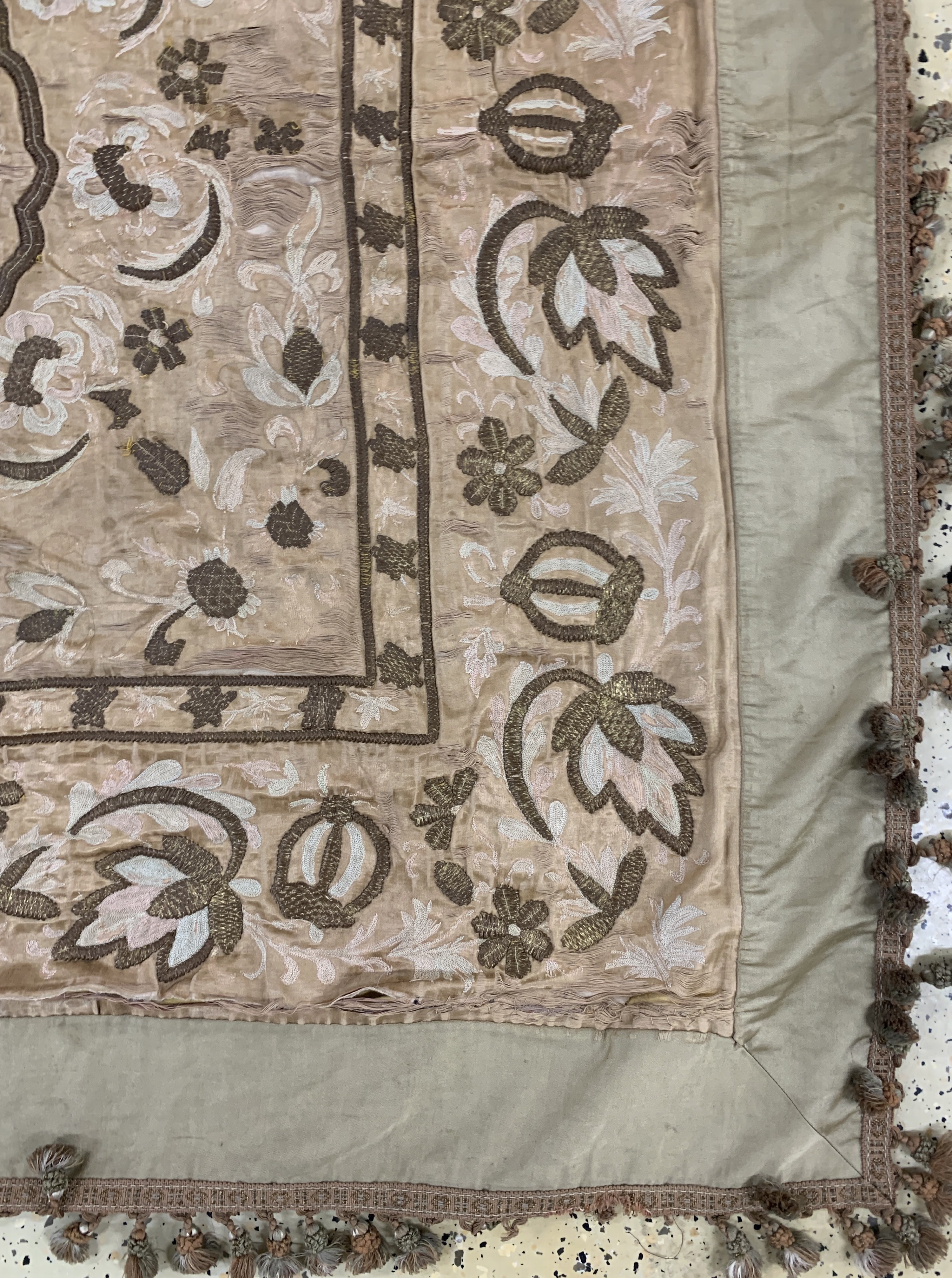 Detail a: Osmanischer Stickerei, um 1900, Matallstickerei auf Seide, ca. 150 x 150 cm, EHZ: 4