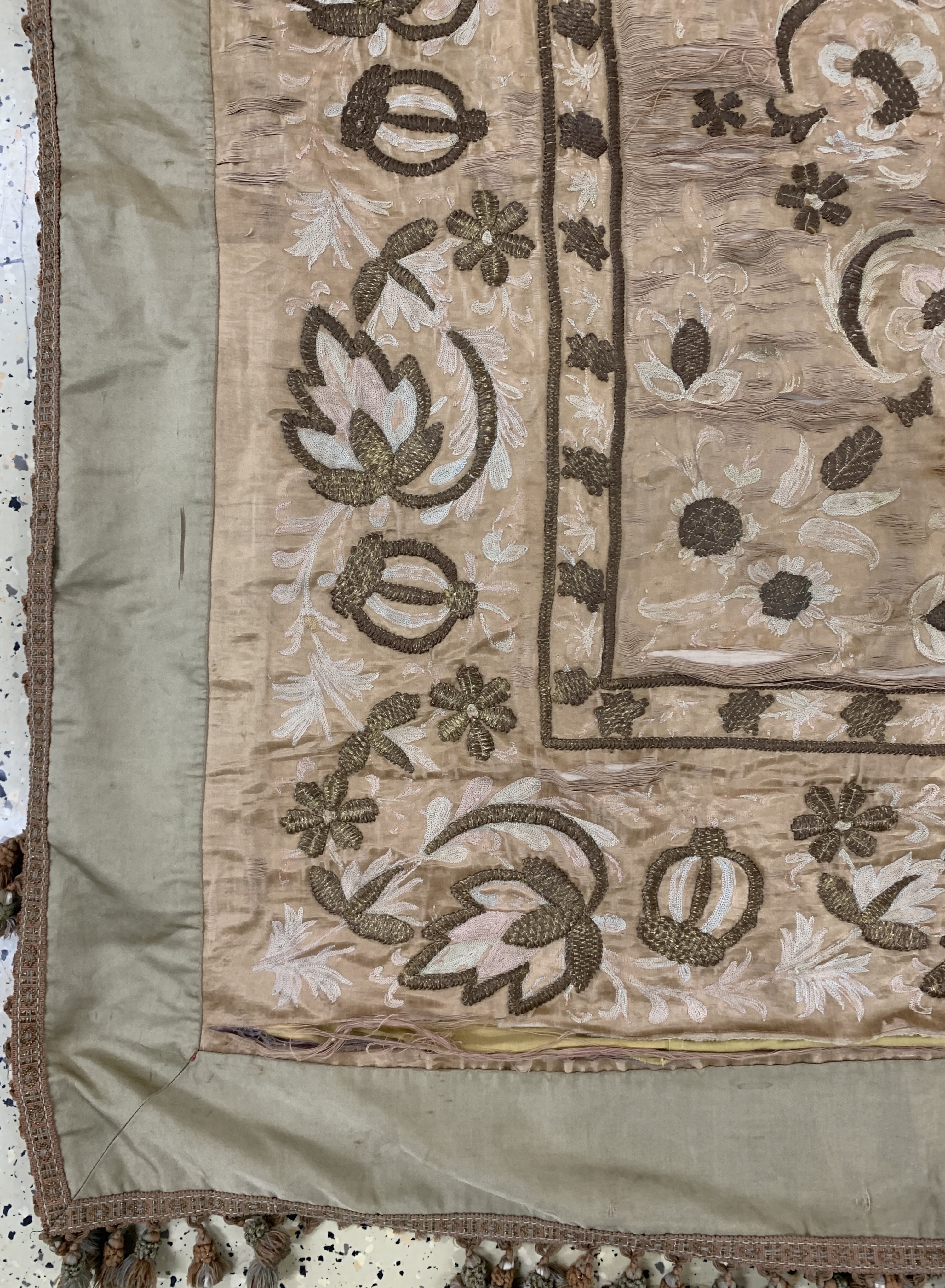 Detail b: Osmanischer Stickerei, um 1900, Matallstickerei auf Seide, ca. 150 x 150 cm, EHZ: 4