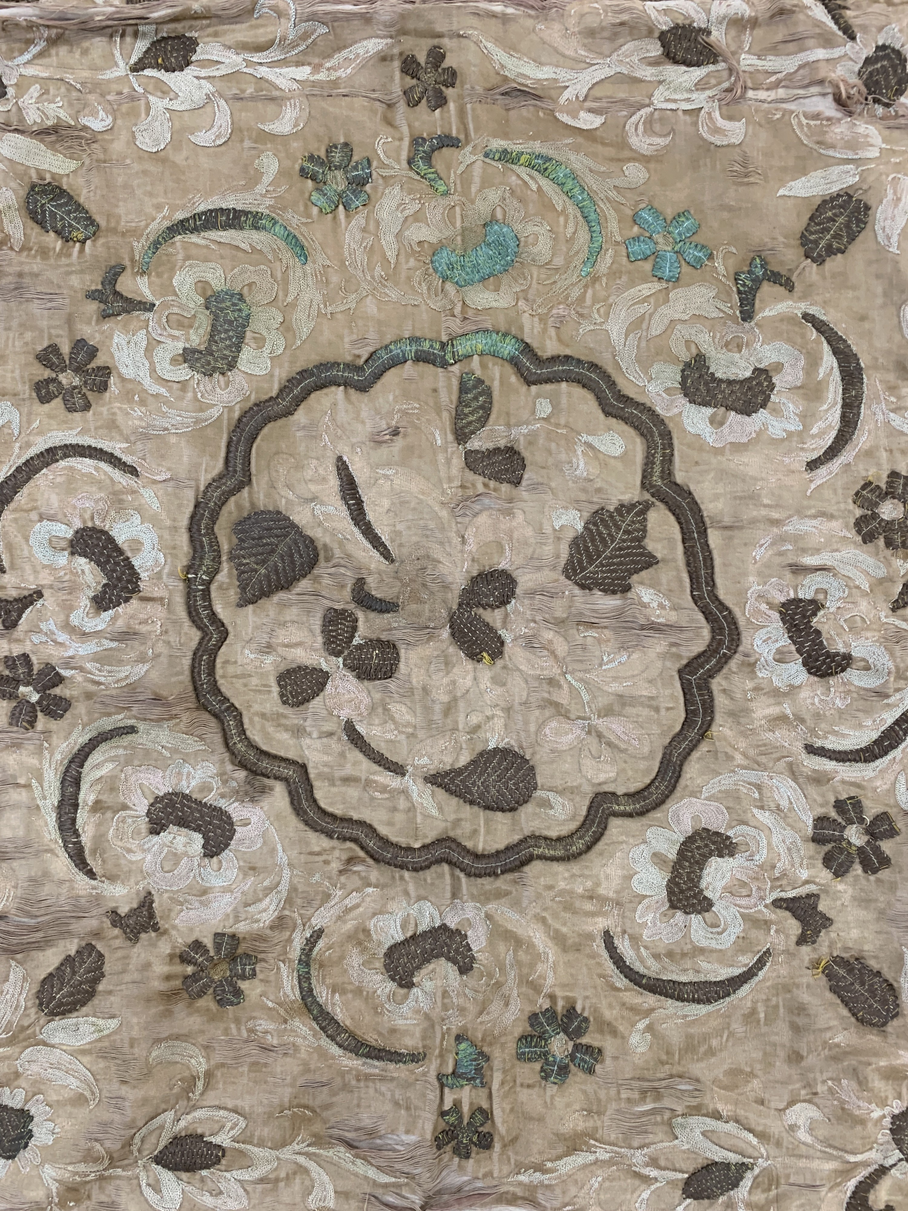 Detail c: Osmanischer Stickerei, um 1900, Matallstickerei auf Seide, ca. 150 x 150 cm, EHZ: 4