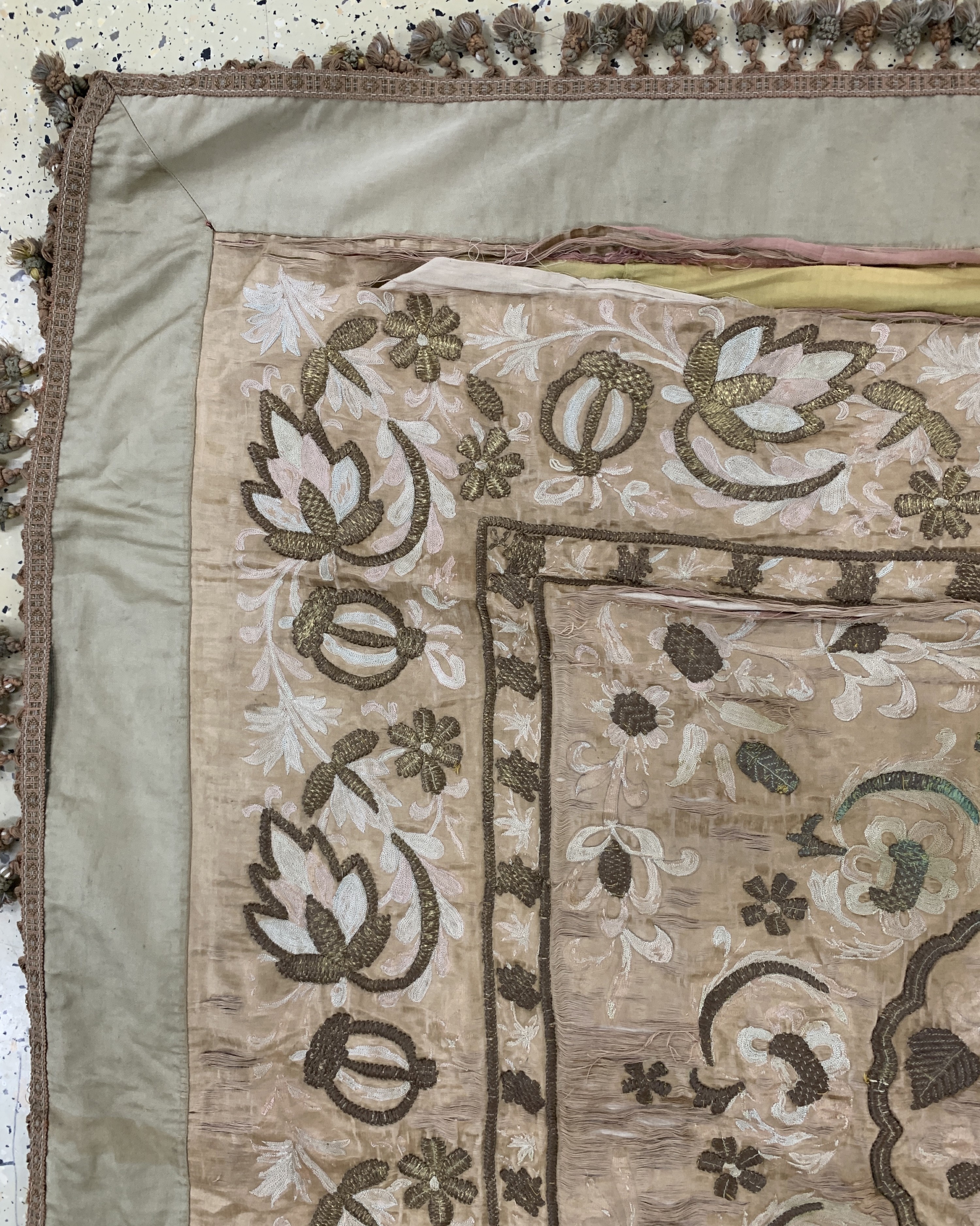 Detail d: Osmanischer Stickerei, um 1900, Matallstickerei auf Seide, ca. 150 x 150 cm, EHZ: 4