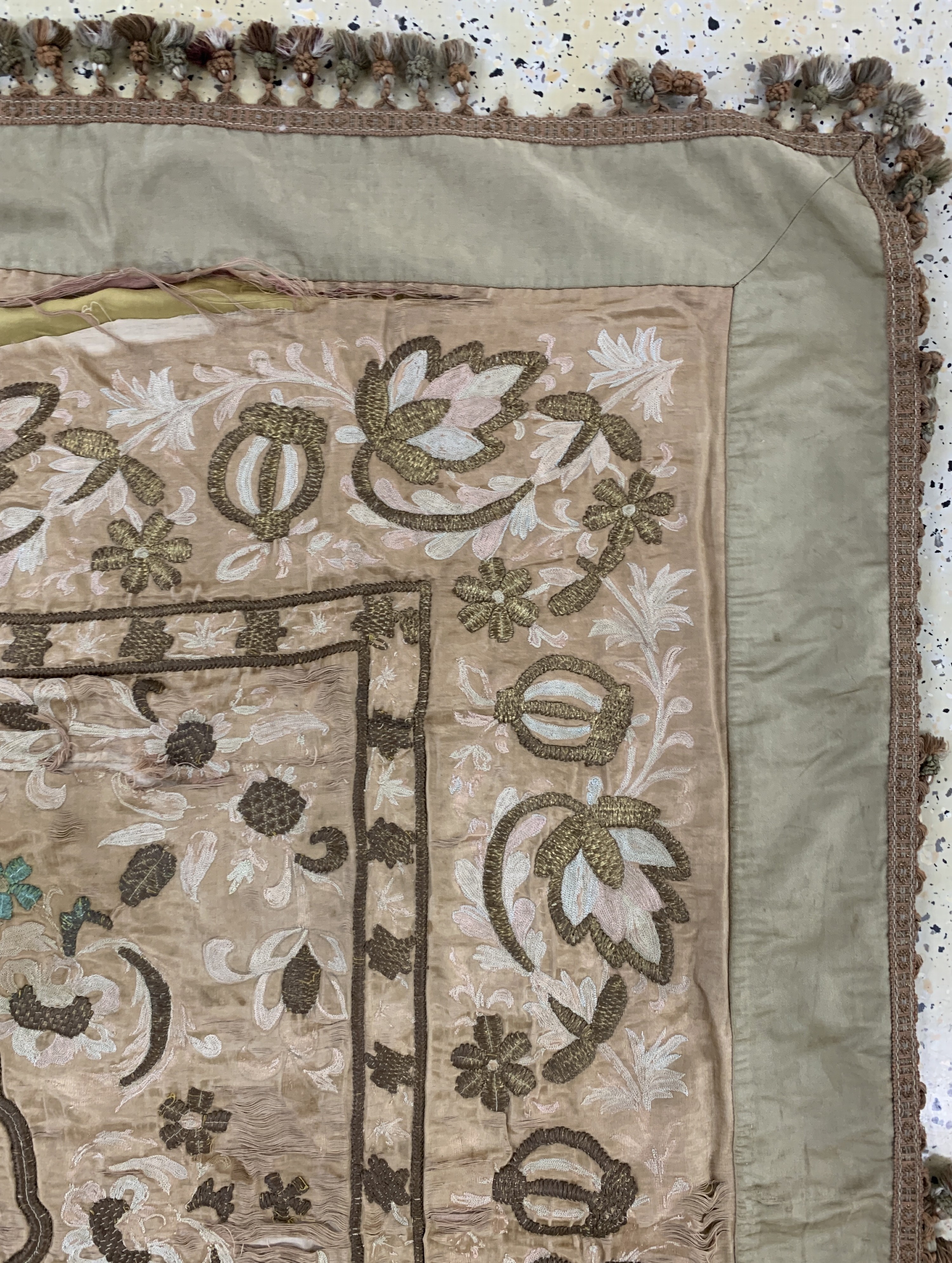 Detail e: Osmanischer Stickerei, um 1900, Matallstickerei auf Seide, ca. 150 x 150 cm, EHZ: 4