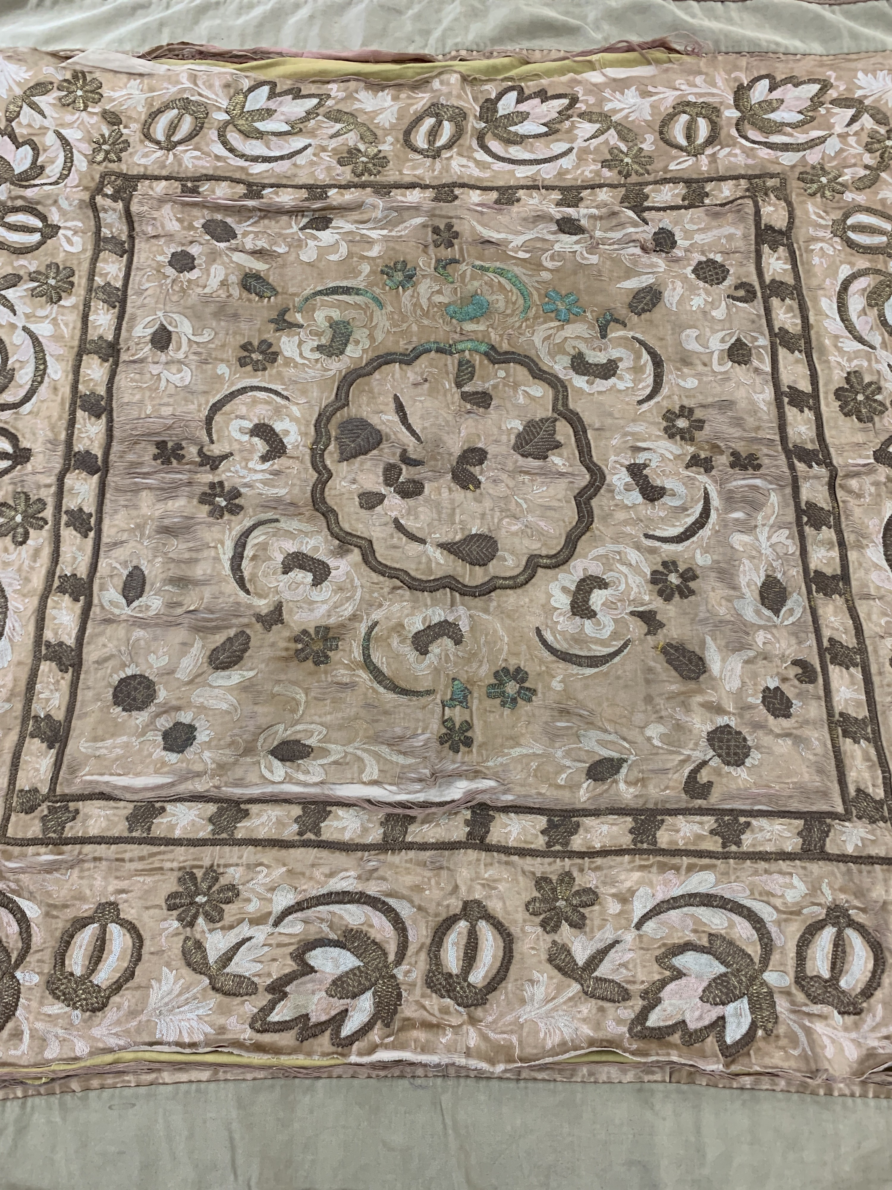 Detail f: Osmanischer Stickerei, um 1900, Matallstickerei auf Seide, ca. 150 x 150 cm, EHZ: 4