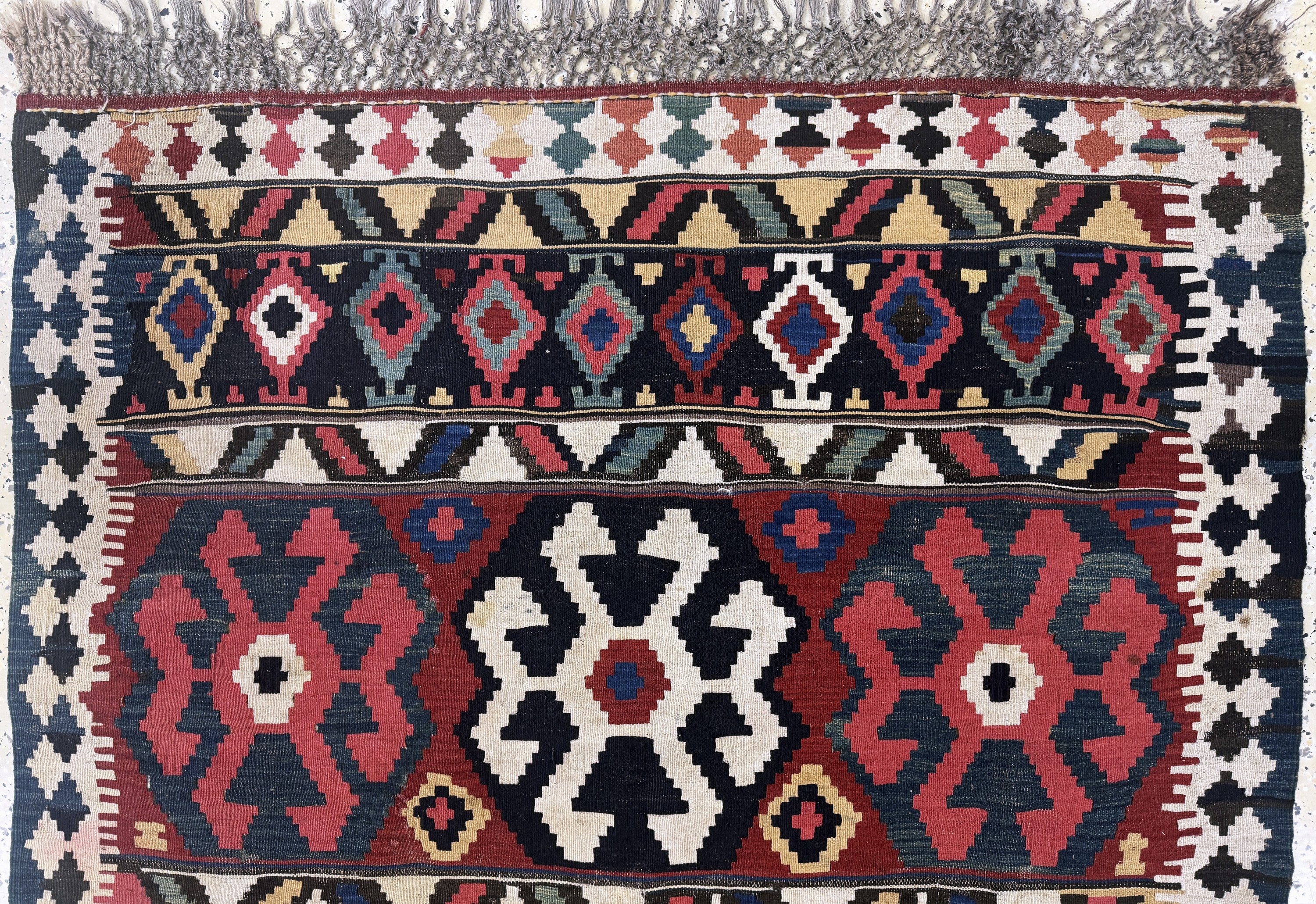 Detail a: Schirwan Kelim antik, Kaukasus, 19.Jhd, Wolle auf Wolle, ca. 194 x 140 cm, Reinigungsbedürftig, EHZ: 2(Fransen nicht Original).