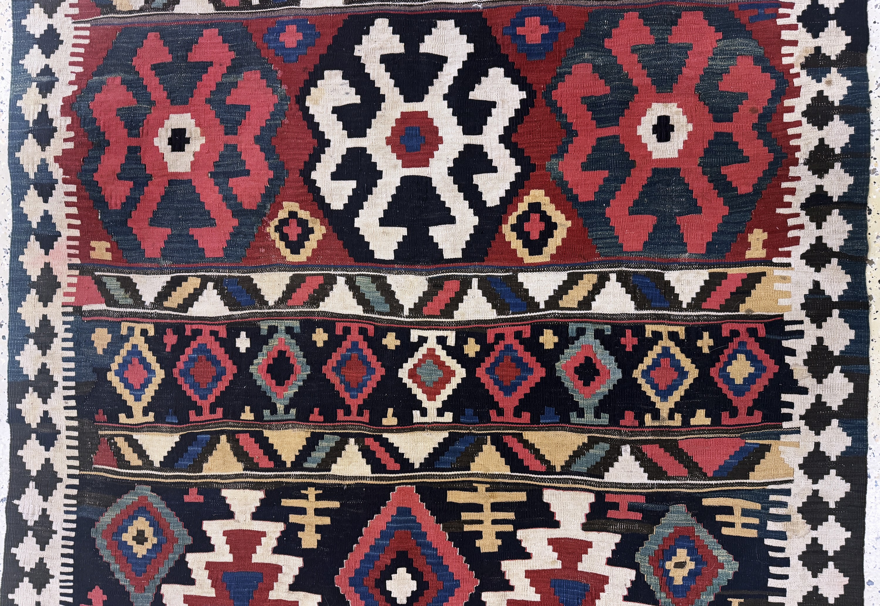 Detail b: Schirwan Kelim antik, Kaukasus, 19.Jhd, Wolle auf Wolle, ca. 194 x 140 cm, Reinigungsbedürftig, EHZ: 2(Fransen nicht Original).