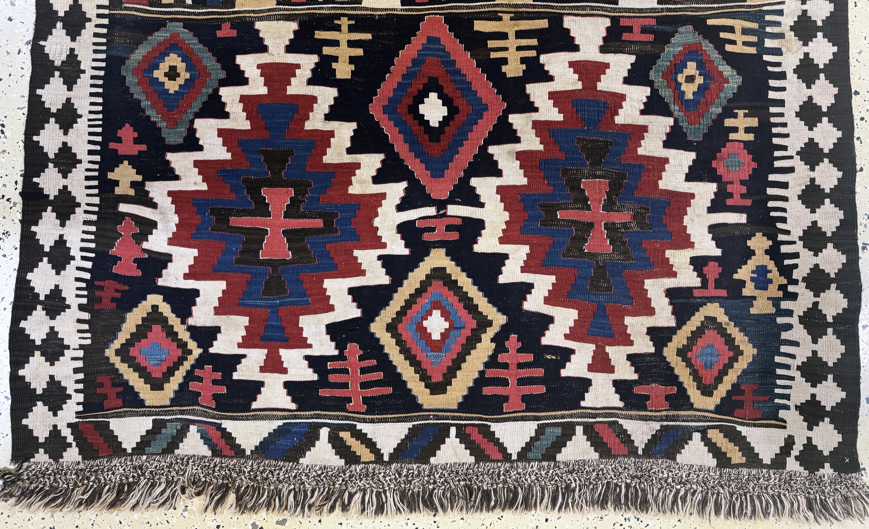 Detail c: Schirwan Kelim antik, Kaukasus, 19.Jhd, Wolle auf Wolle, ca. 194 x 140 cm, Reinigungsbedürftig, EHZ: 2(Fransen nicht Original).