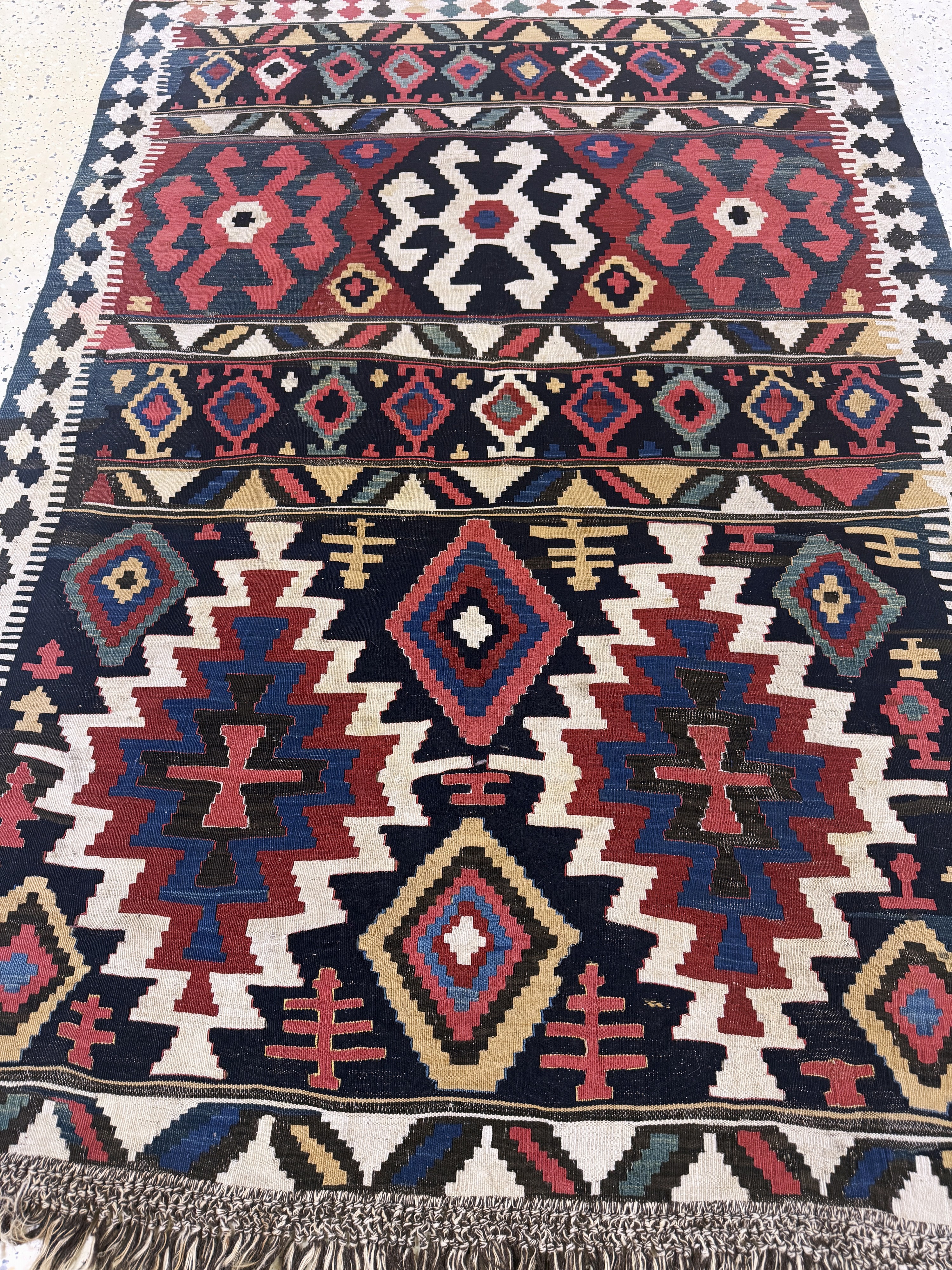 Detail d: Schirwan Kelim antik, Kaukasus, 19.Jhd, Wolle auf Wolle, ca. 194 x 140 cm, Reinigungsbedürftig, EHZ: 2(Fransen nicht Original).