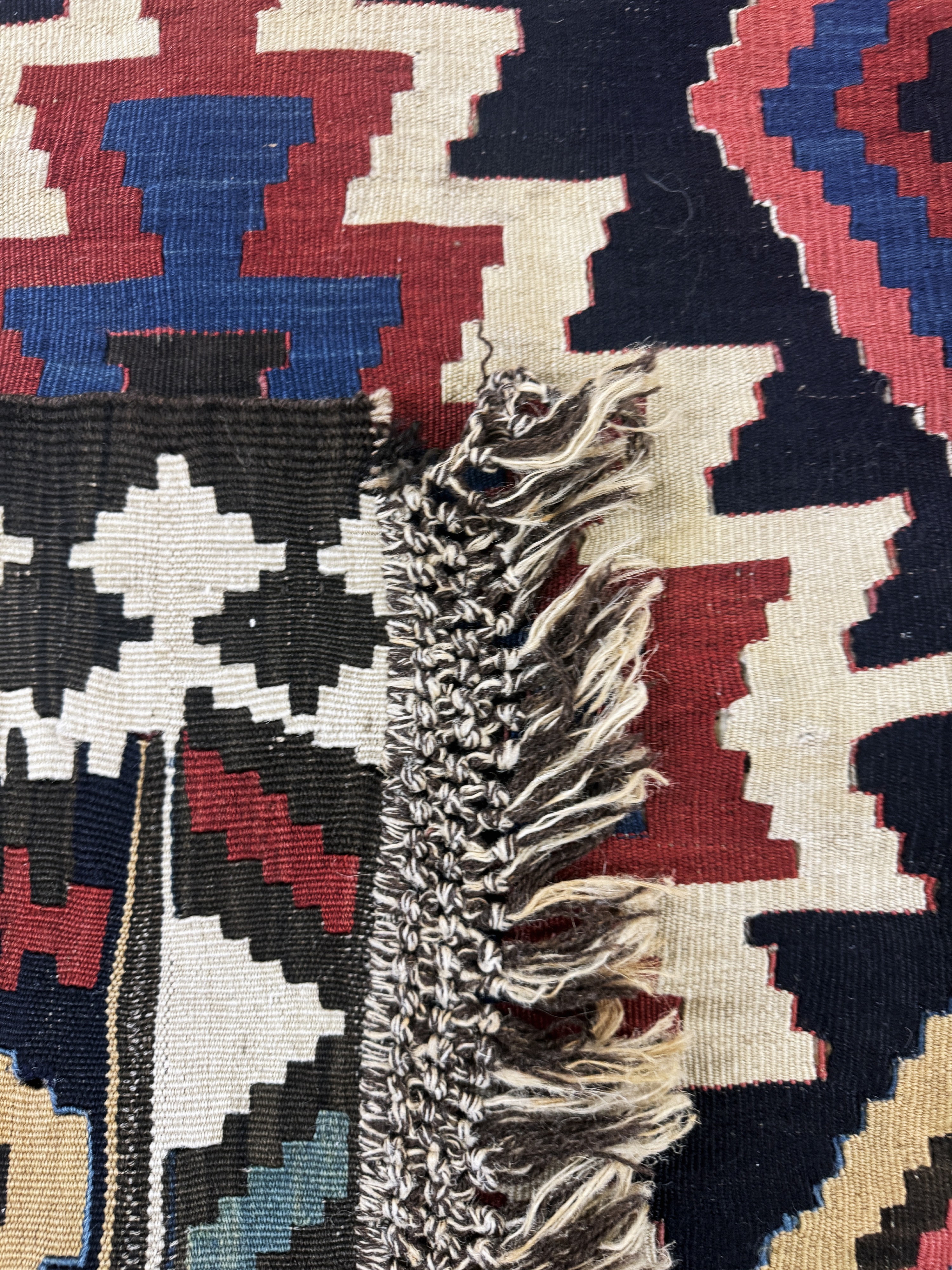 Detail e: Schirwan Kelim antik, Kaukasus, 19.Jhd, Wolle auf Wolle, ca. 194 x 140 cm, Reinigungsbedürftig, EHZ: 2(Fransen nicht Original).