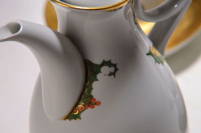 27101007a - Elegantes Kaffeeservice, Meissen, Stechpalmendekor, für 6 Personen, Form Wellenspiel ...