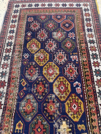 27101052c - Antiker Kazak, Kaukasus, 19.Jhd, Wolle auf Wolle, ca. 223 x 98 cm, EHZ: 3, ...
